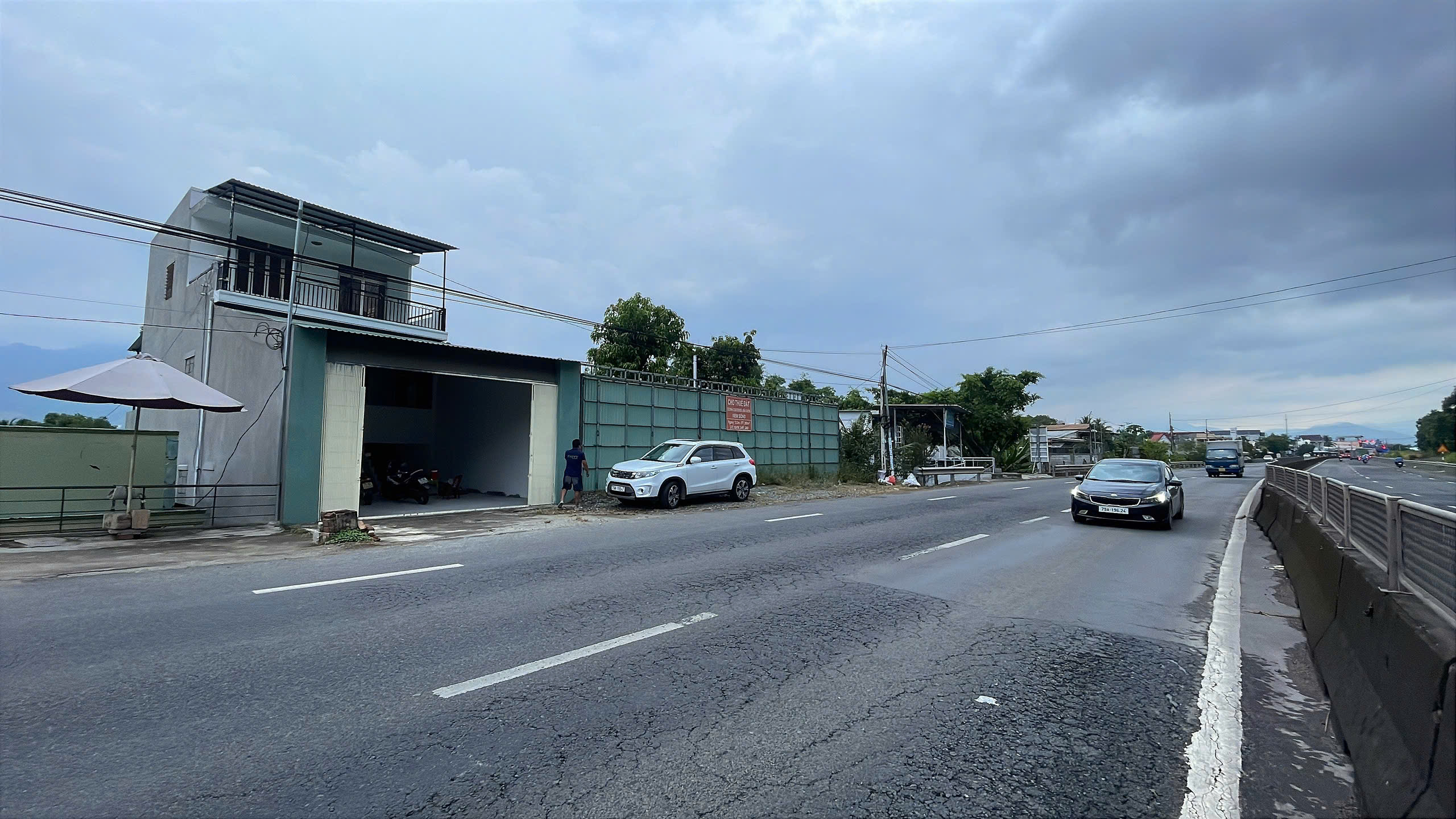 Cho thuê nhà nguyên căn 4 tầng, diện tích 119m2 sàn 240m2 ngang 6, mặt tiền quốc lộ 1A. Gần kcn suối dầu và kcn Trảng é