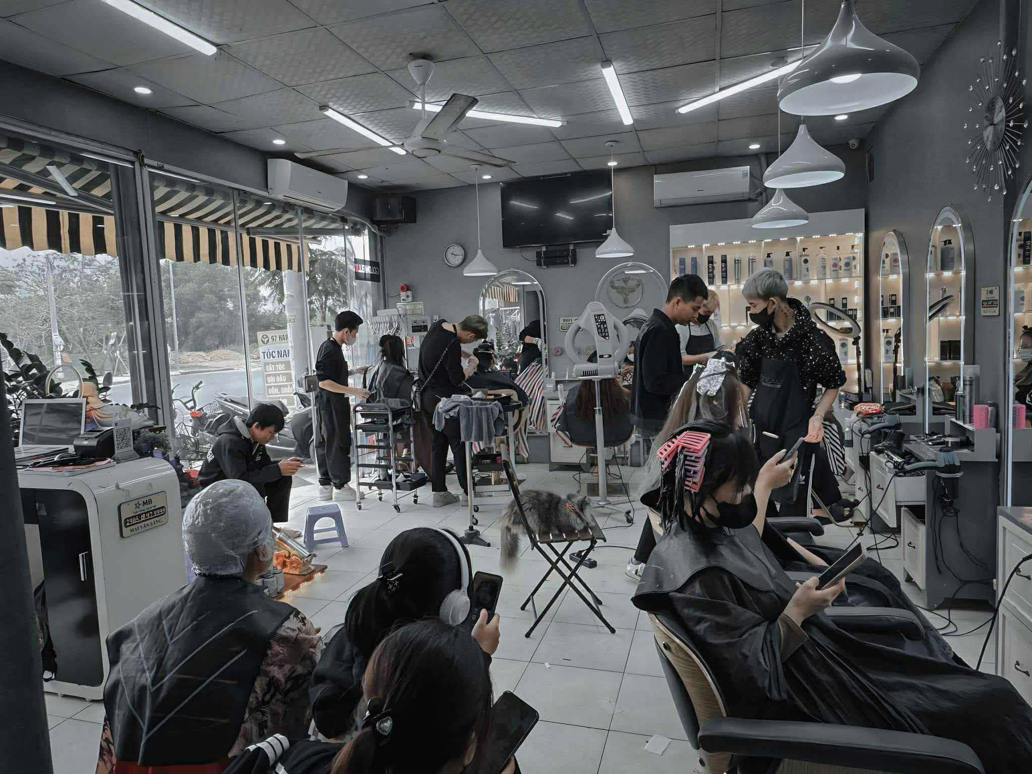 SANG NHƯỢNG SALON TÓC – VÀO LÀM NGAY, KHÁCH ỔN ĐỊNH Vị trí đắc địa: Ngay trung tâm KCN An Dương – Tràng Duệ