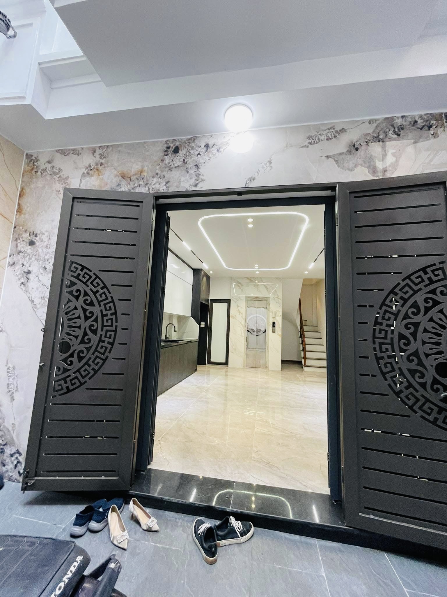 KHÚC THỪA DỤ – VIP CẦU GIẤY 7 TẦNG – THANG MÁY – NHỈNH 13 TỶ (có thương lượng)