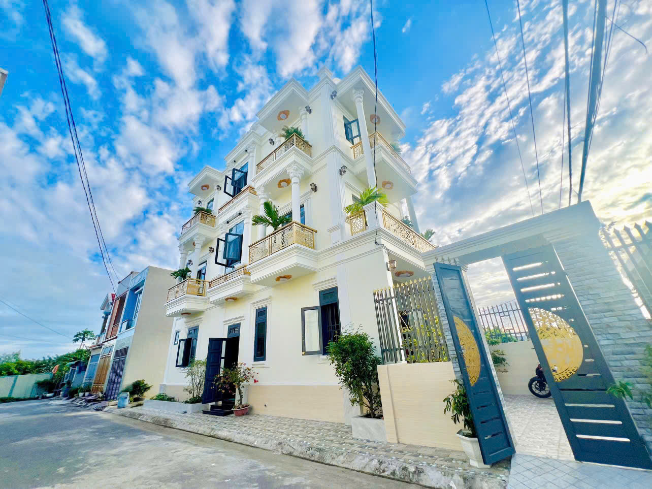 Bán nhà 3 Tầng ĐẸP lung linh,SHR đường nhựa 2 ô tô thông,gần Sông nên mát lắm