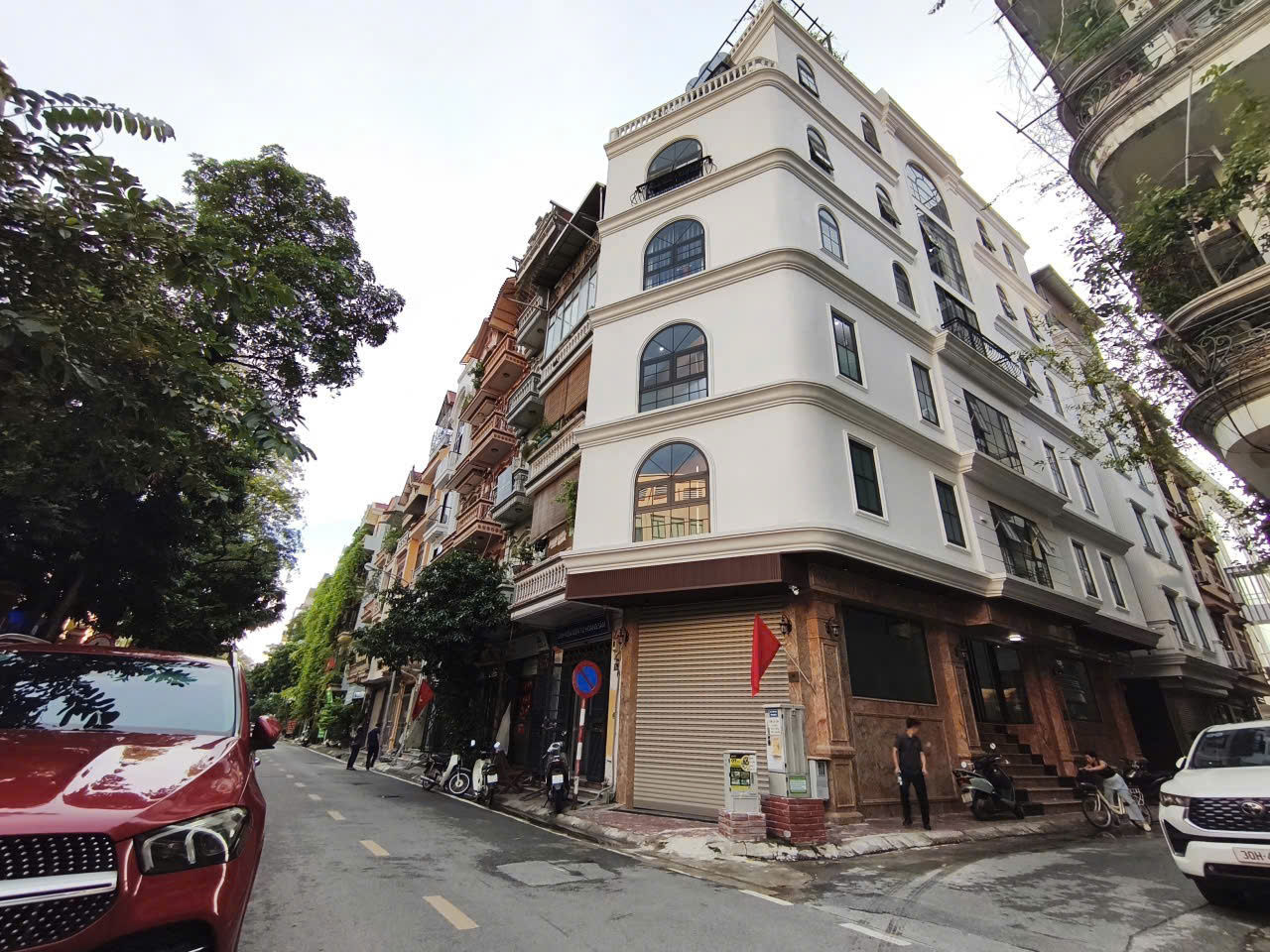 Hoàng Quốc Việt, 7 Tầng, Thang máy, Phân lô, Lô góc, 3 thoáng, 19 tỷ.