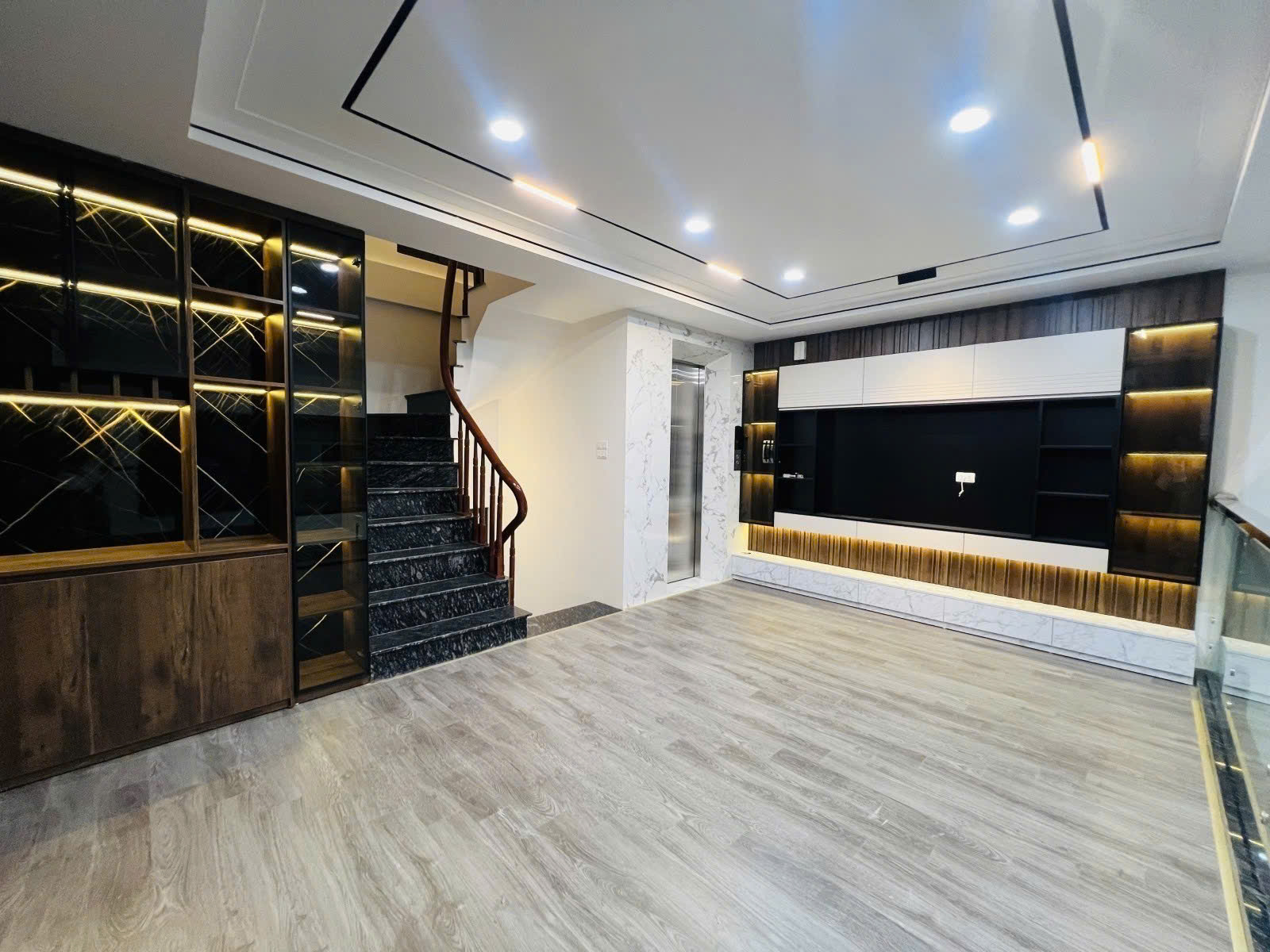 BÁN NHÀ TRƯƠNG ĐỊNH- HOÀNG MAI, 62 M2, 7 TẦNG TM, MẶT TIỀN 7,5 M, GIÁ 26,5 TỶ.