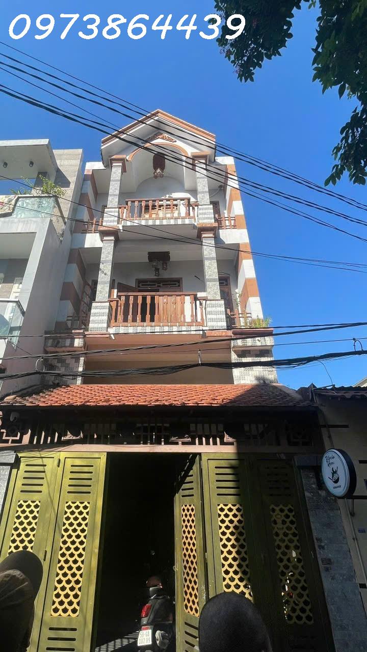 BÁN NHÀ ĐẸP 5 TẦNG – QUẬN 12 TẶNG FULL NỘI THẤT GỖ CAO CẤP – HẺM THÔNG 2 XE HƠI TRÁNH NHAU – NGANG 5M – 4PN – 3WC –