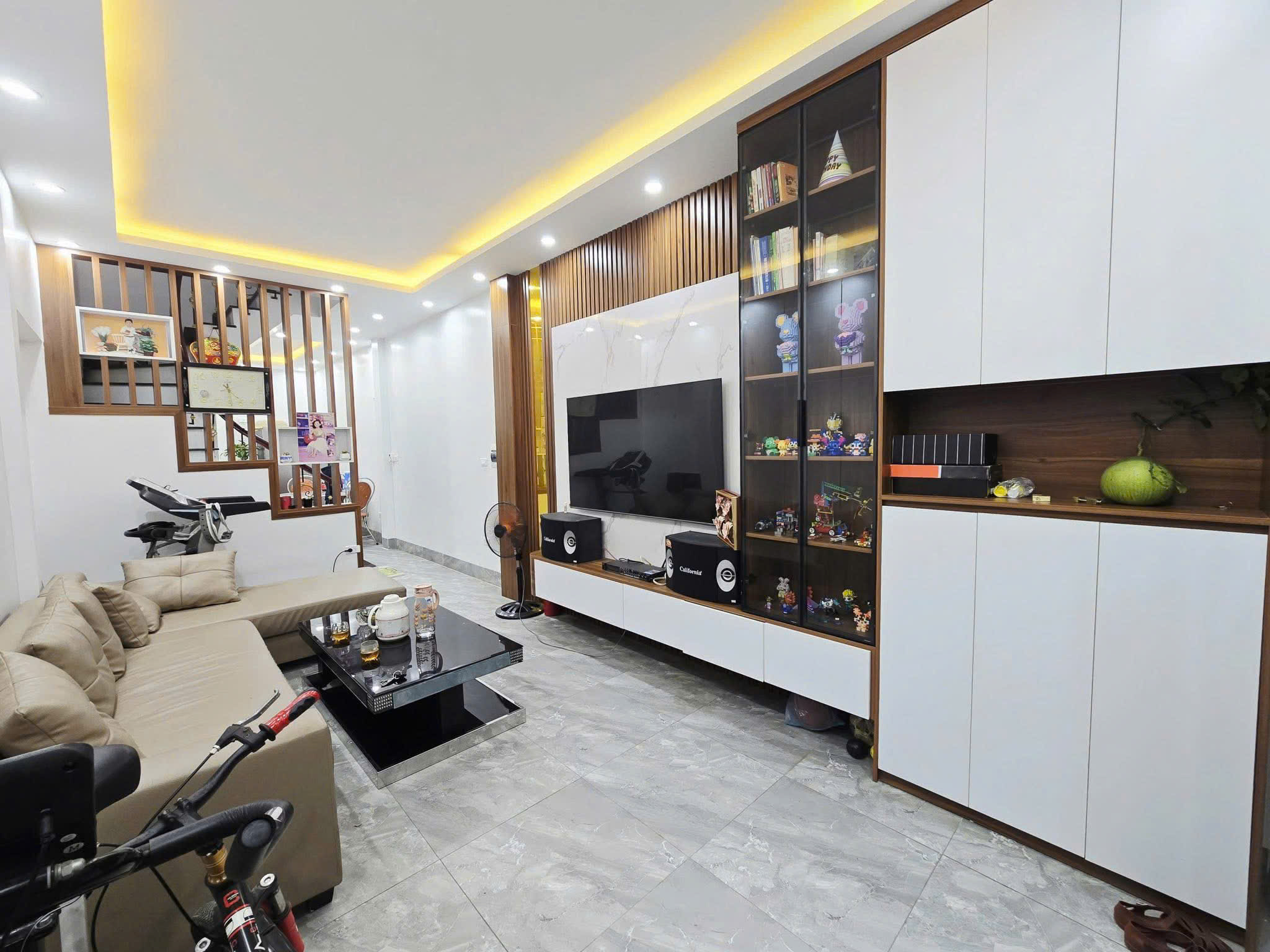 HÀNG HIẾM – RẺ ĐẸP NHẤT CẦU GIẤY NGÕ RỘNG – GẦN PHỐ – 35M² – 5 TẦNG – 8 TỶ