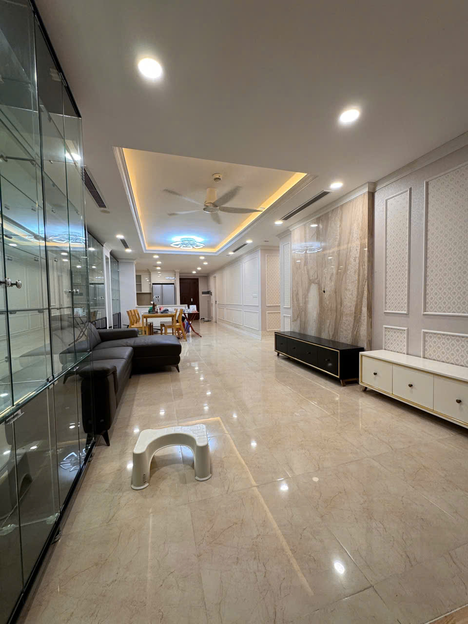 Bán Chung Cư Tân Hoàng Minh - 36 Hoàng Cầu, CC Cao Cấp 3 Ngủ, Tầng 1105, DT: 142m, Giá: 17.9 Tỷ