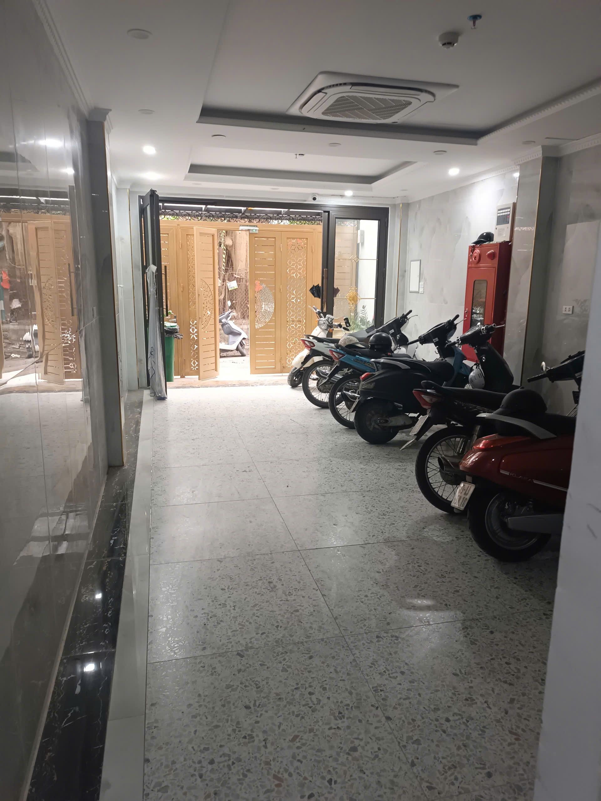 BÁN NHÀ mặt ngõ 6 Tầng - 120m2 Ngõ Tự Do, ô tô đỗ cửa - giá 40 tỷ