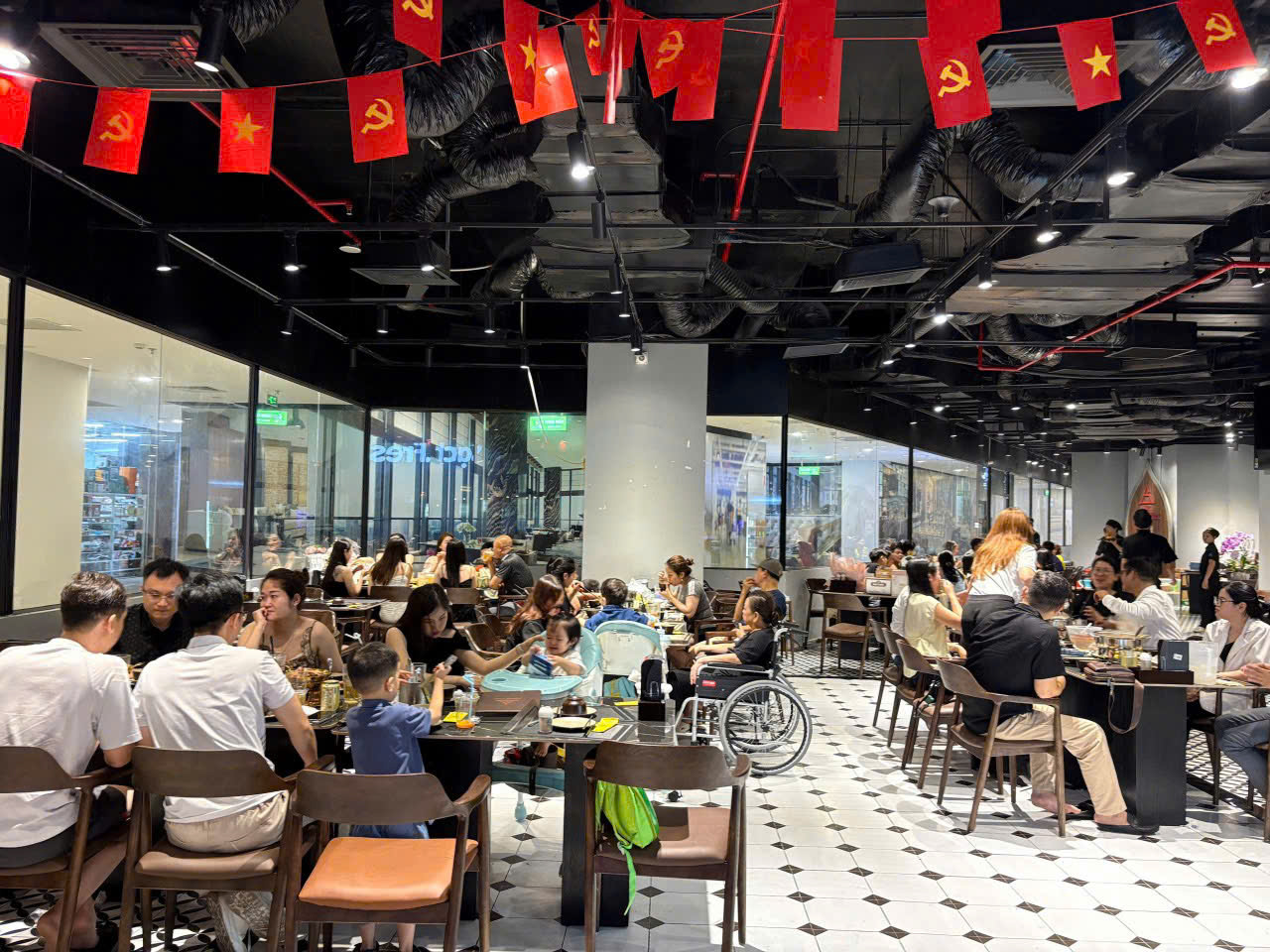 CHÍNH CHỦ SANG NHƯỢNG GẤP – MẶT BẰNG NHÀ HÀNG 3 MẶT TIỀN -300m2 DƯỚI CHÂN CHUNG CƯ HOÀNG HUY COMMERCE - QUẬN LÊ CHÂN