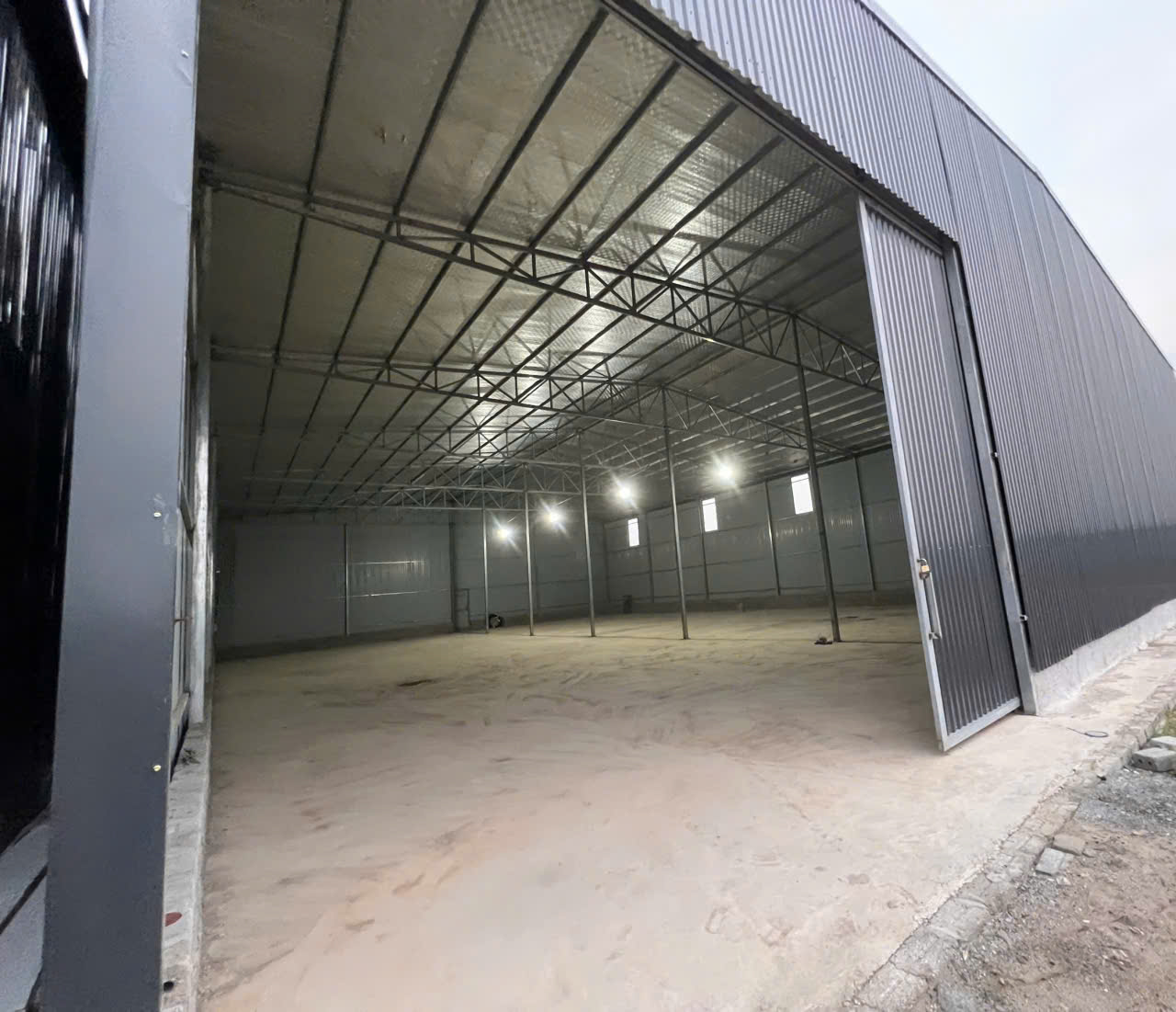 cho thuê kho xưởng tại Ninh Sở, Thường Tín, Hà Nội. Diện tích 600m khung thép hộp, xưởng cao 8m, xe container đỗ cửa