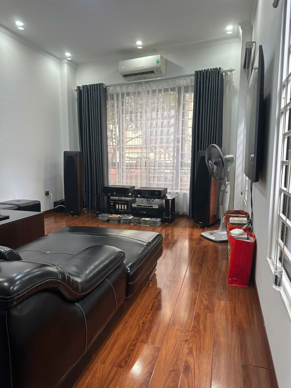 NHÀ ĐẸP TRUNG TÂM NGUYỄN VĂN CỪ – 5 TẦNG FULL NỘI THẤT – NGÕ THÔNG– CHỦ XÂY CỰC TÂM HUYẾT