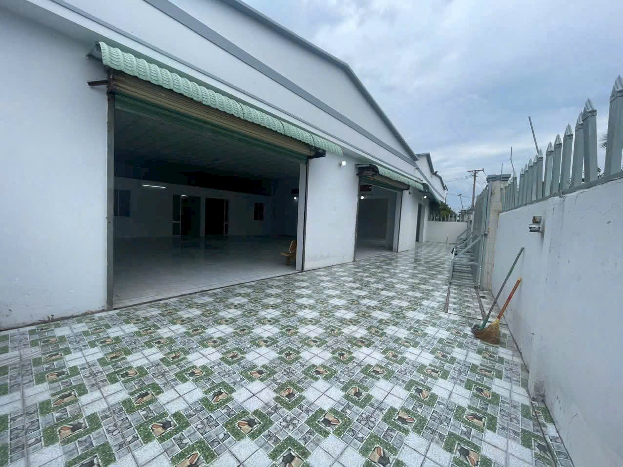 Bán 3 nhà xưởng nhỏ liền kề xã An Thạnh , Bến Lức tdt 850m2 ( có 300m2 thổ) giá 6,5 tỷ