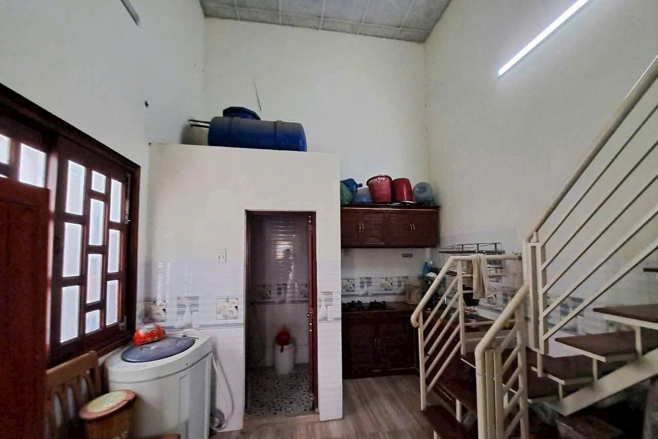 Bán nhà cấp 4 + dãy trọ 5 phòng xã Long Định tdt 200m2 đang cho thu nhập , giá 2,7 tỷ