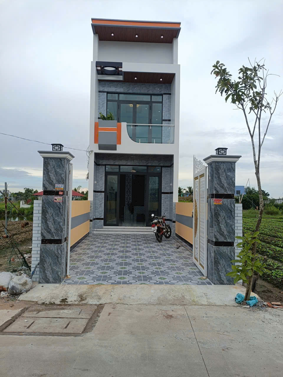 Bán nhà mới xây mt đường Lê Thị Ty, xã Long Thượng dt 120m2 , 1 lầu, 3pn ,2wc giá 3,25 tỷ