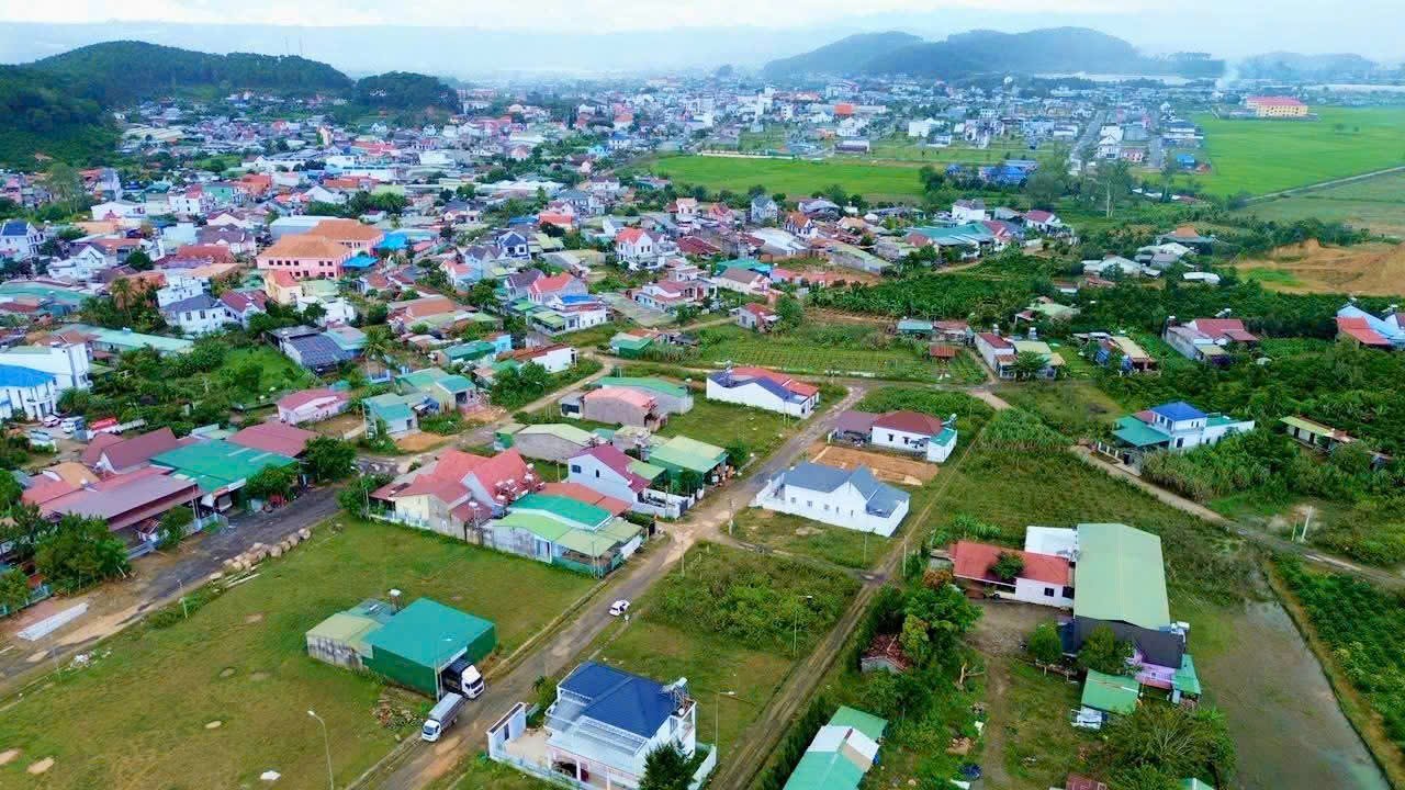 Thị trấn Đinh Văn-Lâm Hà dt 12*24.5m full thổ cư kdc văn minh thân thiện khí hậu mát mẻ cảnh chill chill cách sân bay