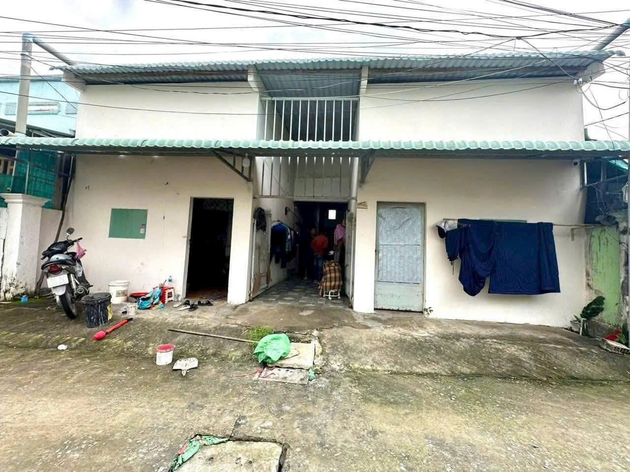 Bán dãy trọ 10 phòng đang cho thuê kín ở kp8 thị trấn Bến Lức tdt 200m2 full thổ giá 3,2 tỷ