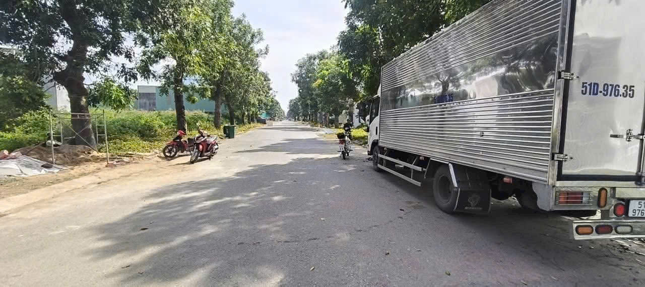 Bán nền thổ cư đường số 2 KDC Hoàng Long , thị trấn Bến Lức dt 110m2 giá 2,7 tỷ