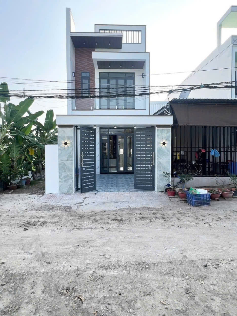 Bán nhà lầu mới xây ở xã Tân Bửu, Bến Lức dt 100m2 full thổ 1 lầu ,4pn,2wc giá 2,95 tỷ