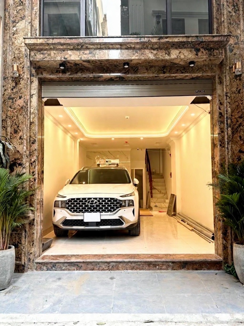 trần quốc hoàn 40m x7 tầng thang máy 21,7 tỷ- phân lô-gara ô tô,vỉa hè-20m ra phố