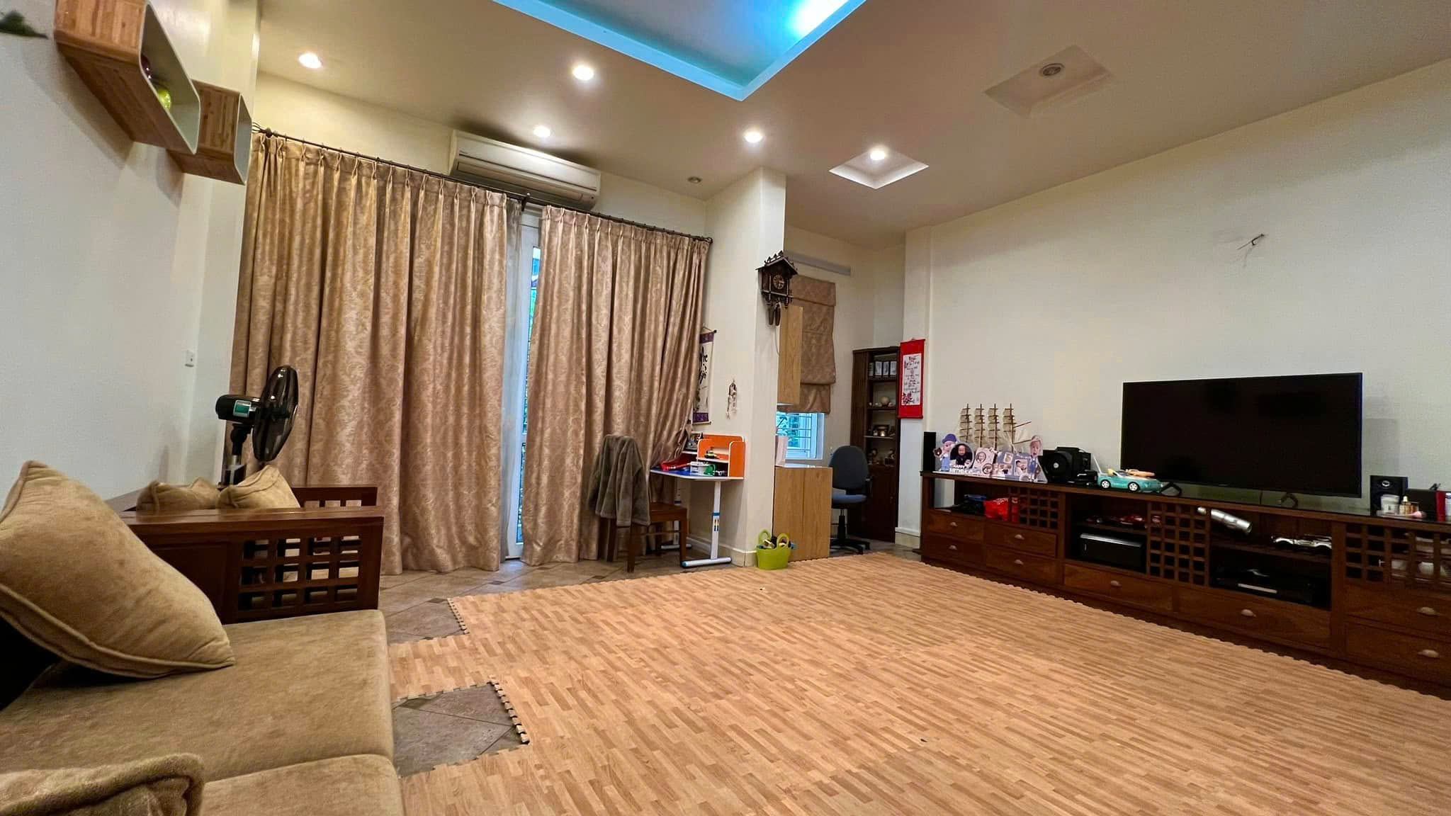 Bán nhà mặt phố Quán Thánh, 37m2, 4 tầng, mặt tiền 5m, 21.8 tỷ, KD đỉnh, dòng tiền 20 tr/tháng