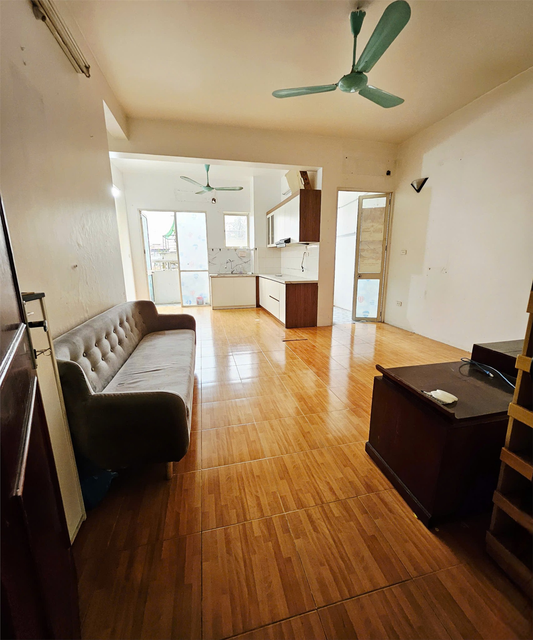 Bán Chung cư F4 Trung Kính, Diện tích 83 m2, TK 2 PN + 2WC + 3 Logia - Giá 7.2 Tỷ.