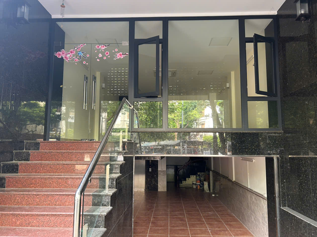 18.12.25.1 Cho thuê 6 tầng mặt phố gần CV Cầu Giấy, có thể làm văn phòng, kinh doanh, xuất khẩu lao động, trung tâm