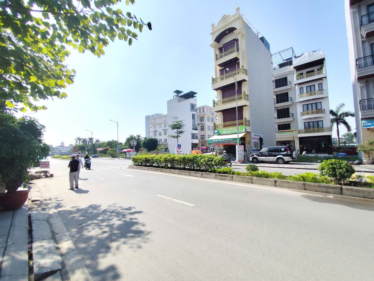 Nhà 3 tầng mặt đường Lê Quang Đạo - đối diện Đại Học Y cực đẹp - Giá 154 tr/m