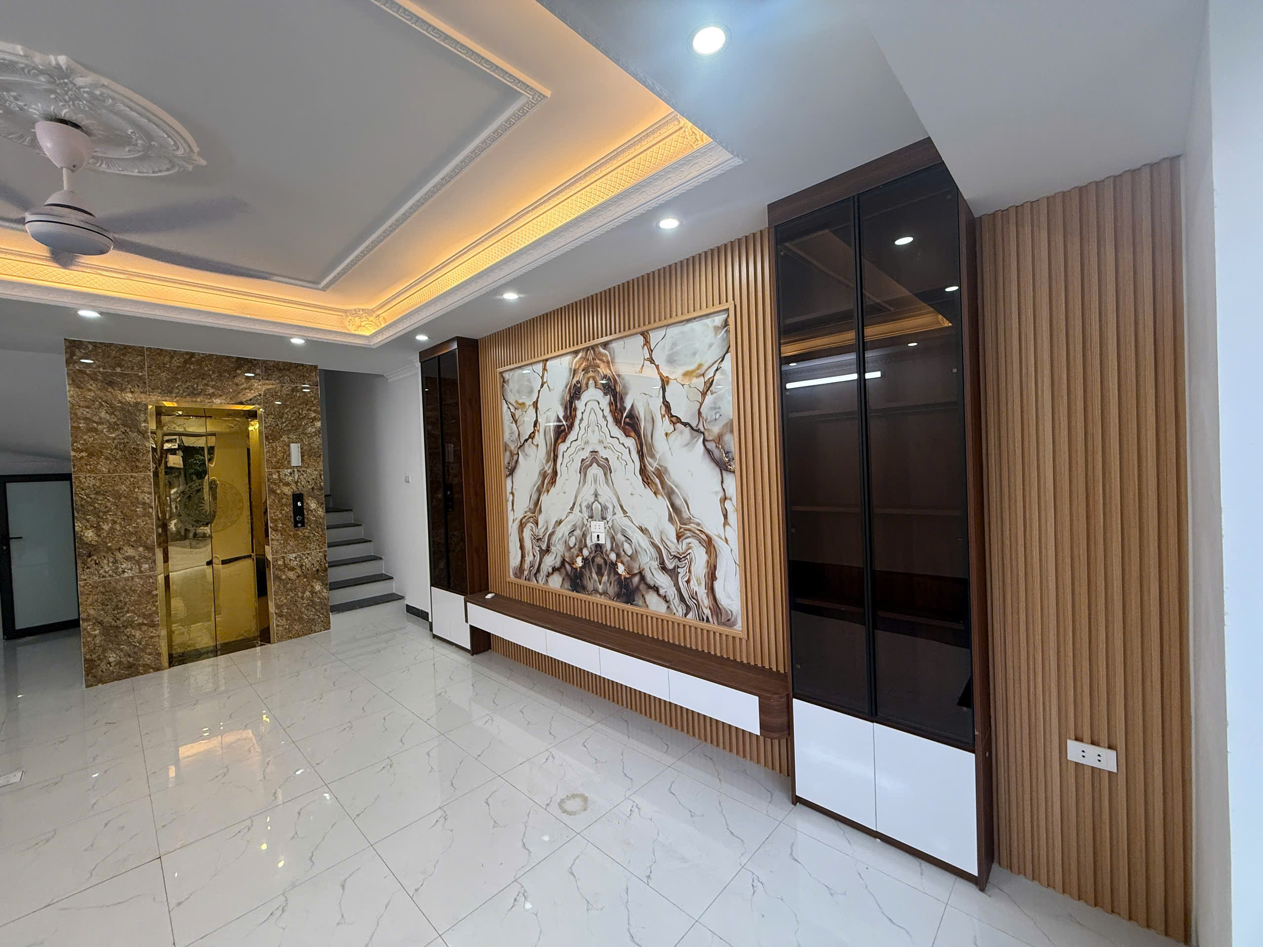 NHÀ ĐẸP 6 TẦNG NGÕ Ô TÔ CHÁNH- KINH DOANH Phố Nguyễn Văn Linh 46m2 X 15.8 Tỷ Long Biên- Hà Nội.