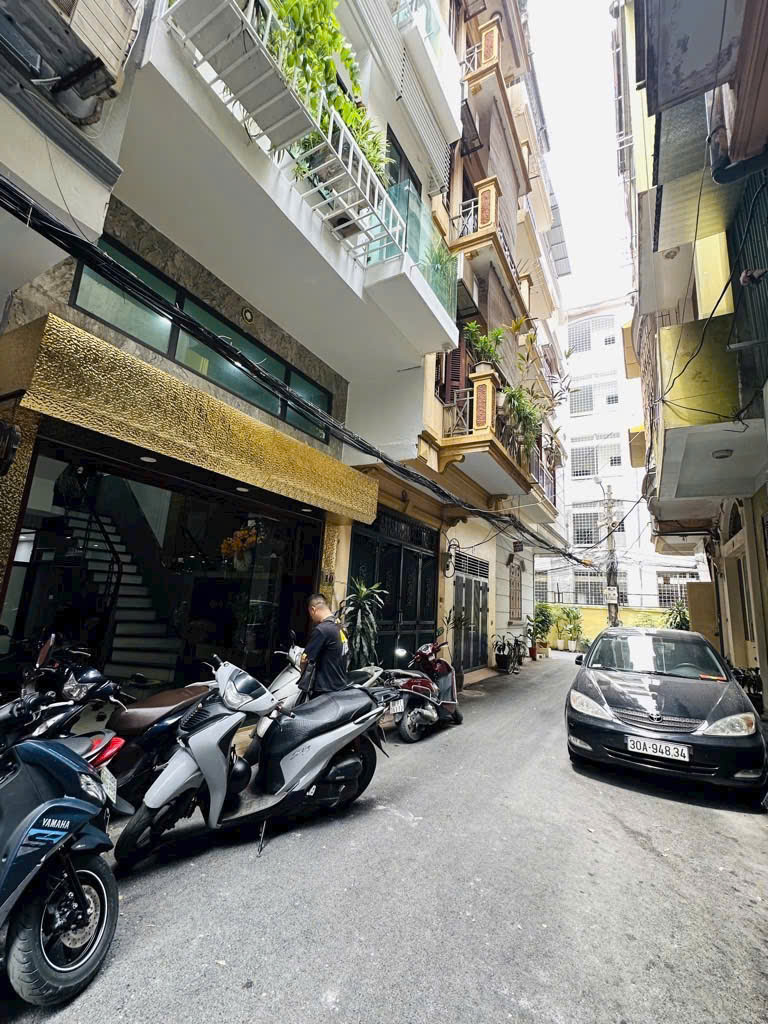 Chính chủ bán nhà Phân lô Nguyên Hồng.DT 40m x 6 tầng. MT 4m. Giá 20 tỷ. LH: 0964769634