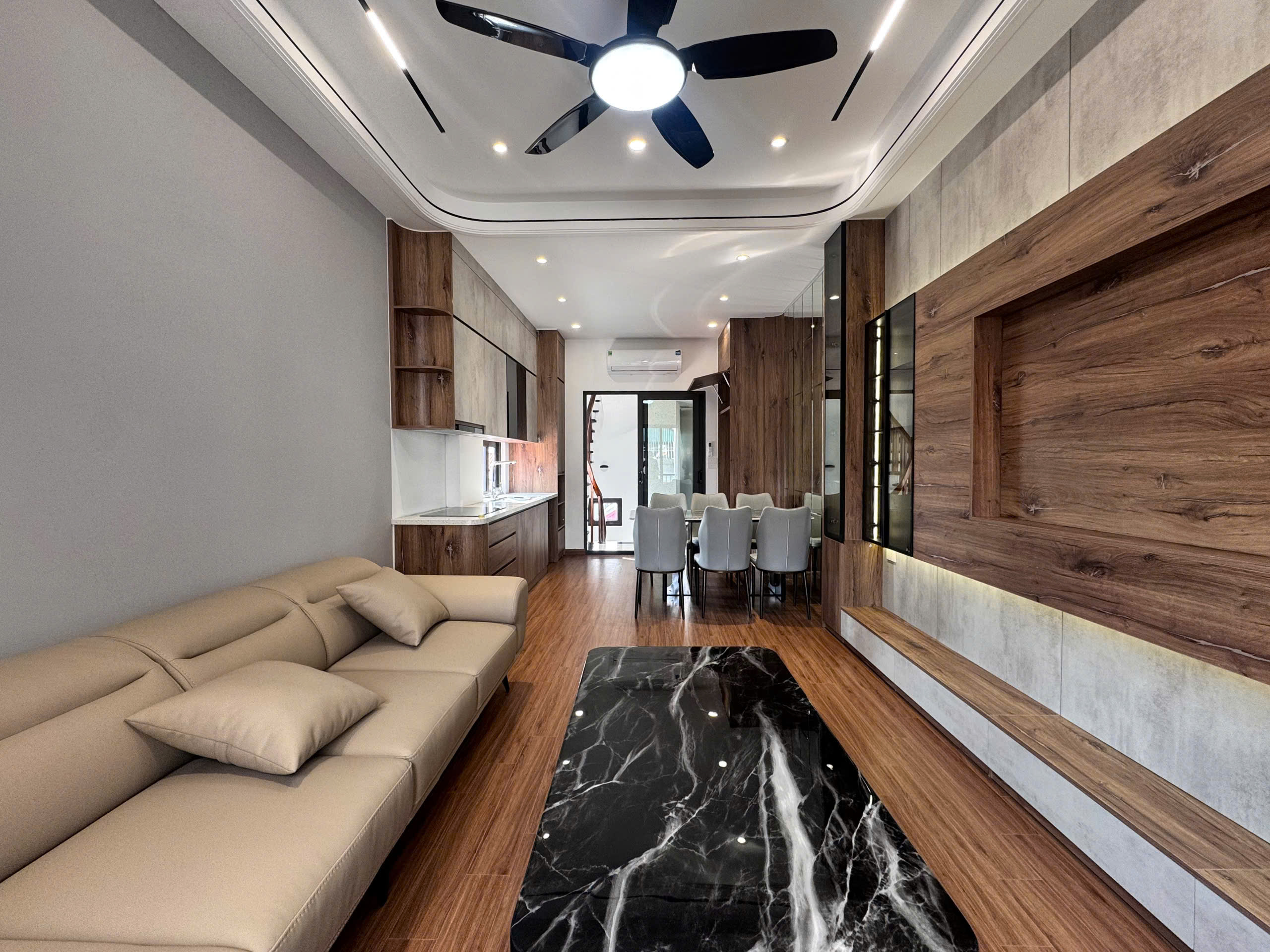 Bất động sản Ngọc Thụy, Long Biên: Nhà 7 tầng có thang máy