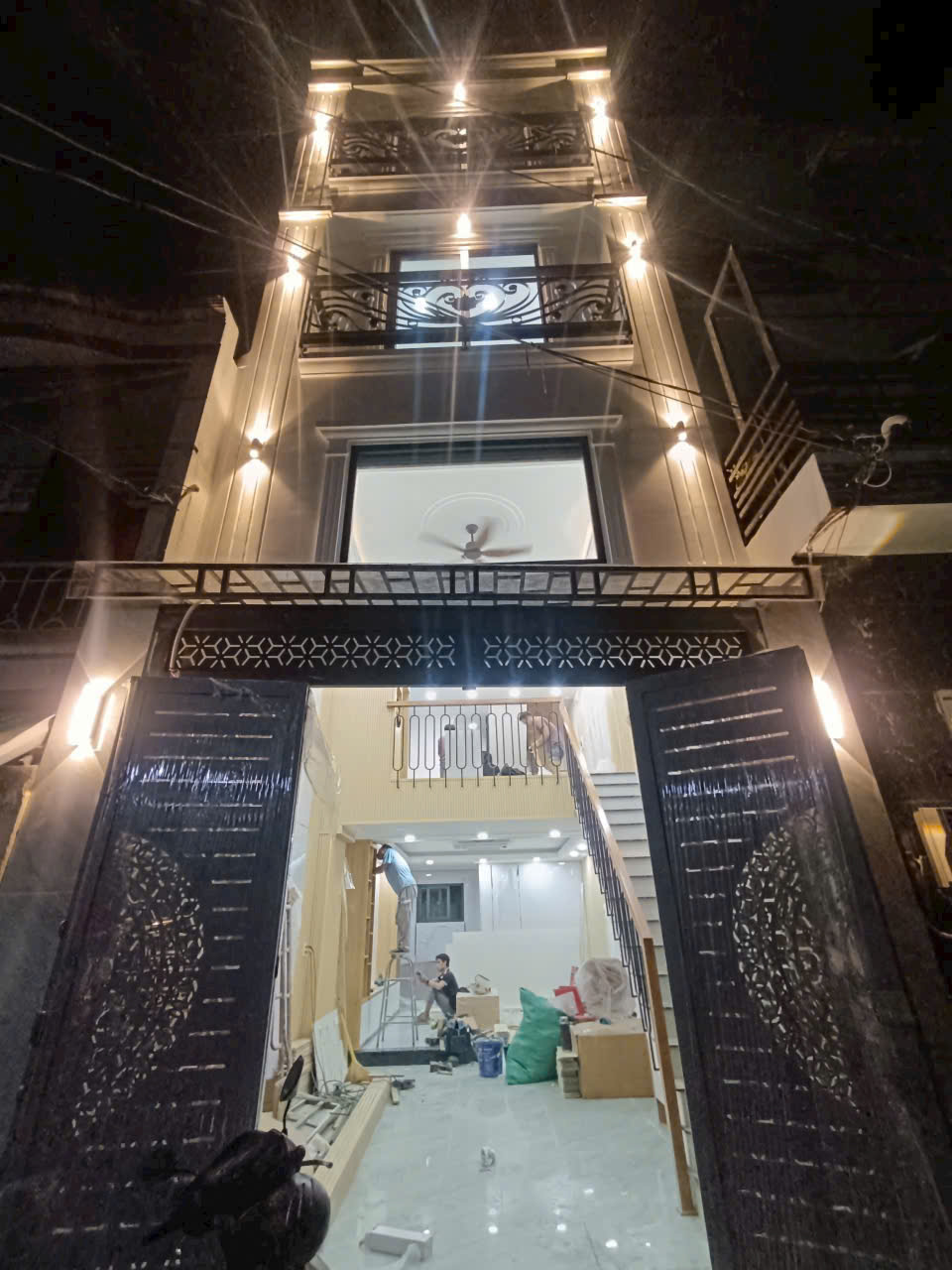 NHÀ ĐẸP MỚI HIỆN ĐẠI HẺM XE HƠI TRUNG MỸ TÂY – XÁCH VALY VÀO Ở ĐÓN TẾT