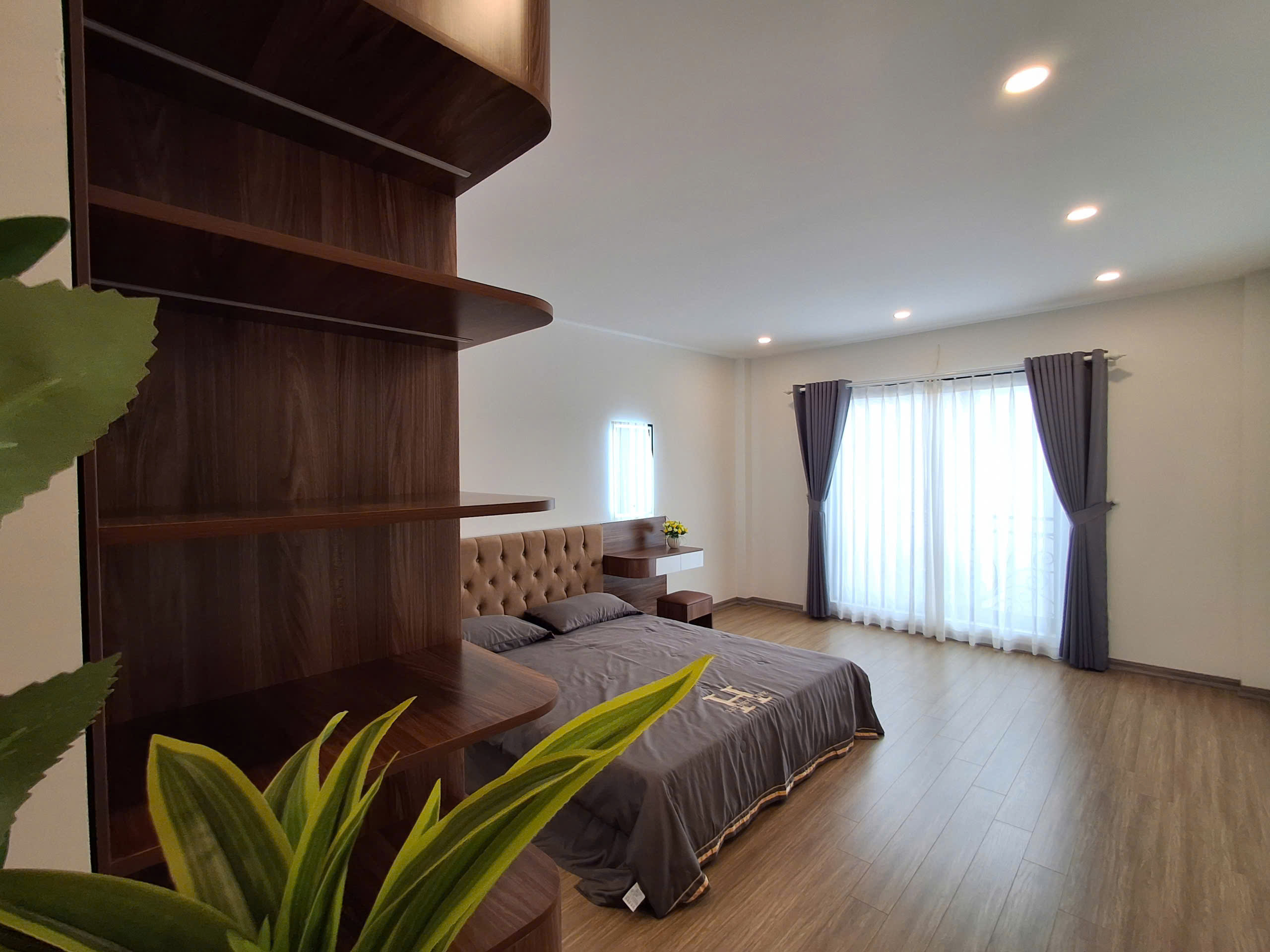 NHÀ MỚI FULL NỘI THÂT Ô TÔ ĐỖ CỬA Nguyễn Văn Linh 58m2 X 5 Tầng15.5 tỷ Long Biên- Hà Nội.