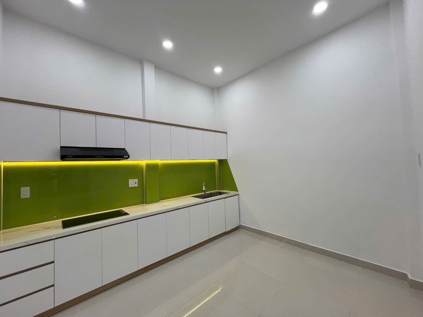 Bán nhà 1 trệt 2 lầu hẻm Hồ Xuân Hương, phường Nha Trang Diện tích hiện sử dụng: 84 m2 Giá bán: 6,5 tỷ mọi thông tin