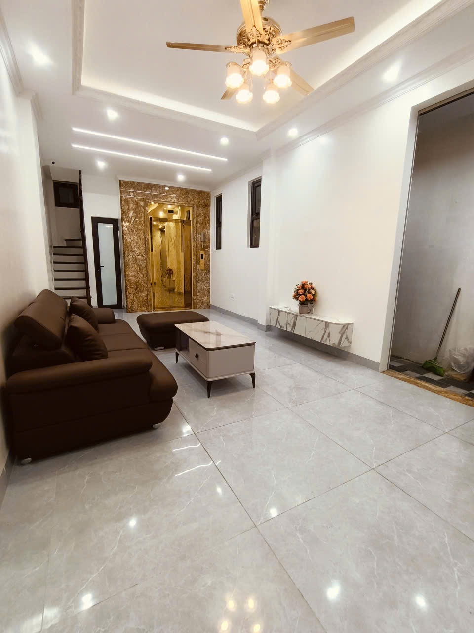 Nhà mới Văn Quán, 5 tầng, thang máy, chỉ 3 bước ra đường Trần Phú, ô tô đỗ cổng.