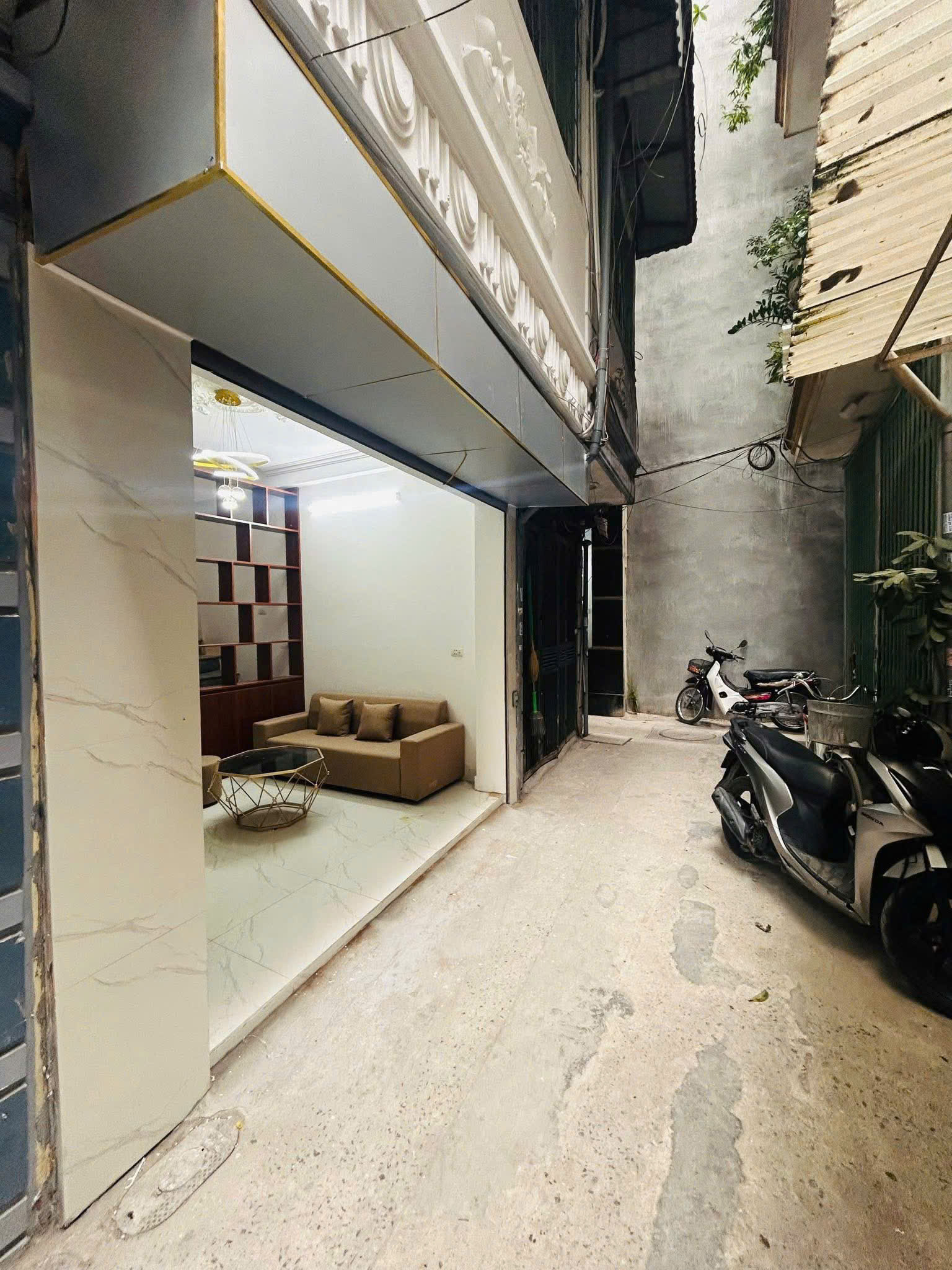 NGÕ THÔNG - MẶT TIỀN RỘNG - Chính chủ bán nhà phố Tân Mai - Nhà sạch đẹp về ở ngay - Nhỏ tiền