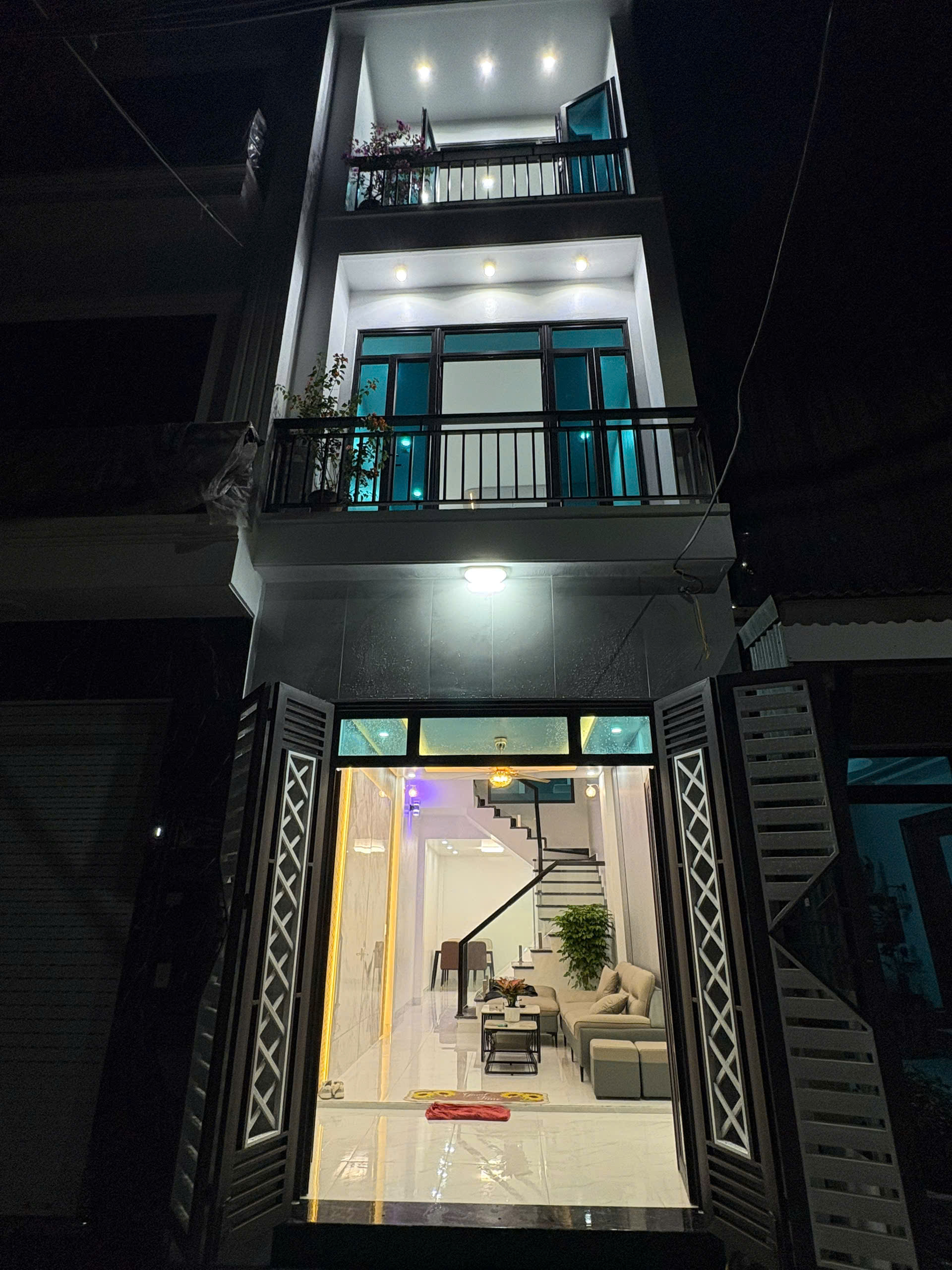 Bán nhà 3 tầng Bình Lộc –3PN, ô tô đỗ cửa, sát chợ giá 2.x tỷ