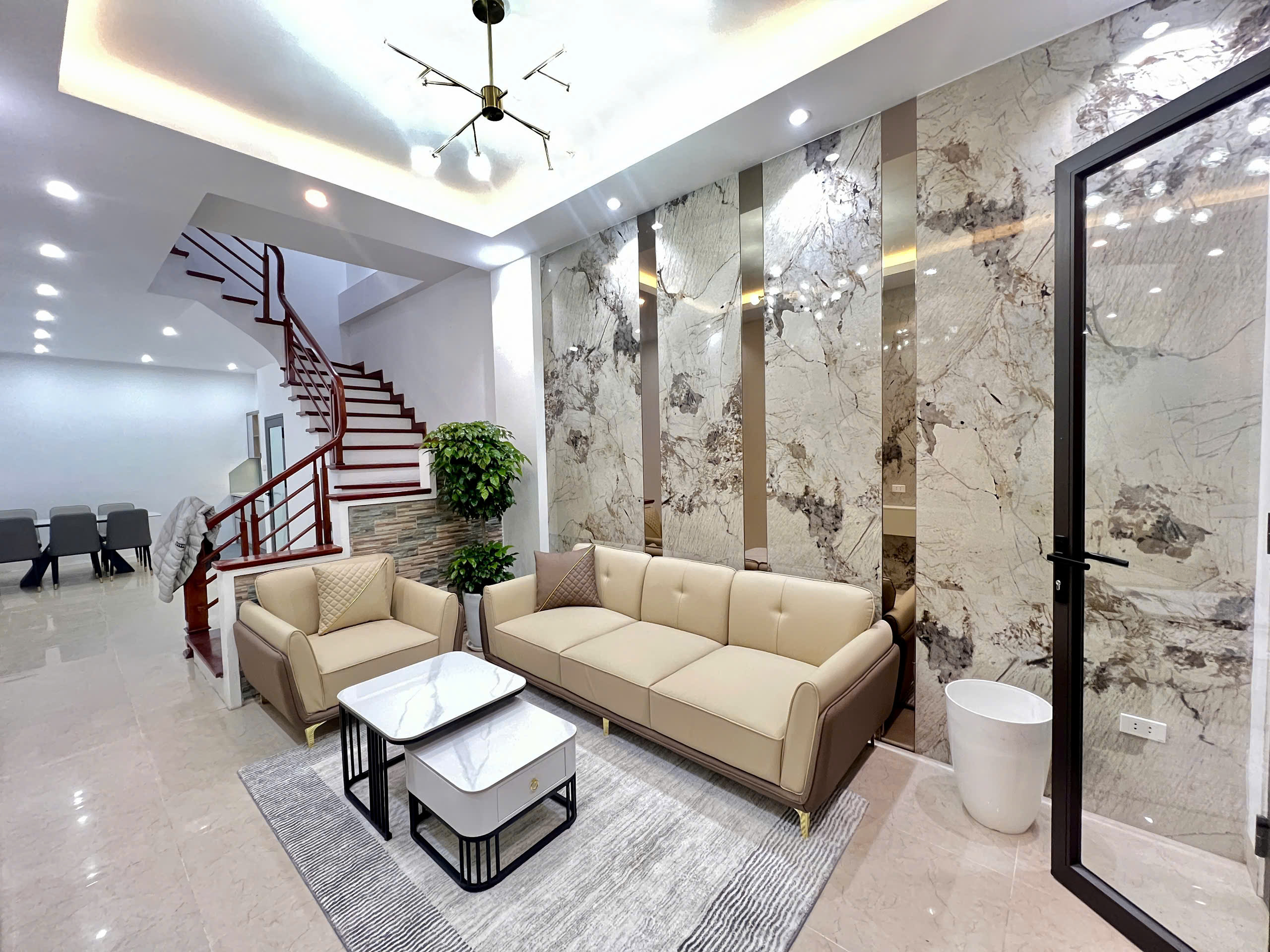 Nhà dân xây 4 tầng, DT 40m2, full nội thất trung tâm Vạn Phúc