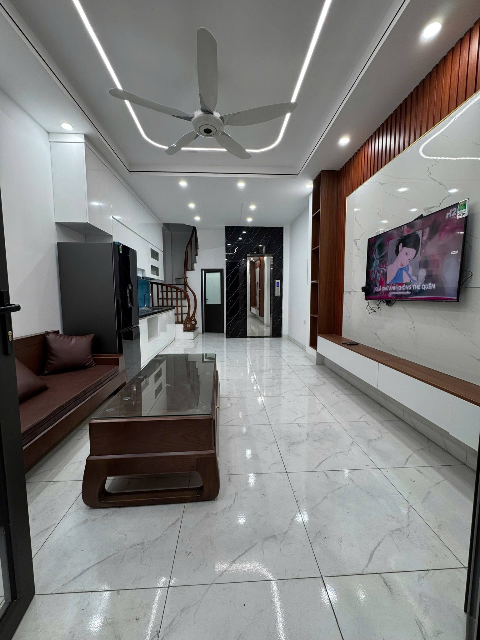 Nhà mới tinh 5 tầng, thang máy DTSD 55m2, ô tô ngủ trong nhà tại Lê Trọng Tấn, 11.x tỷ