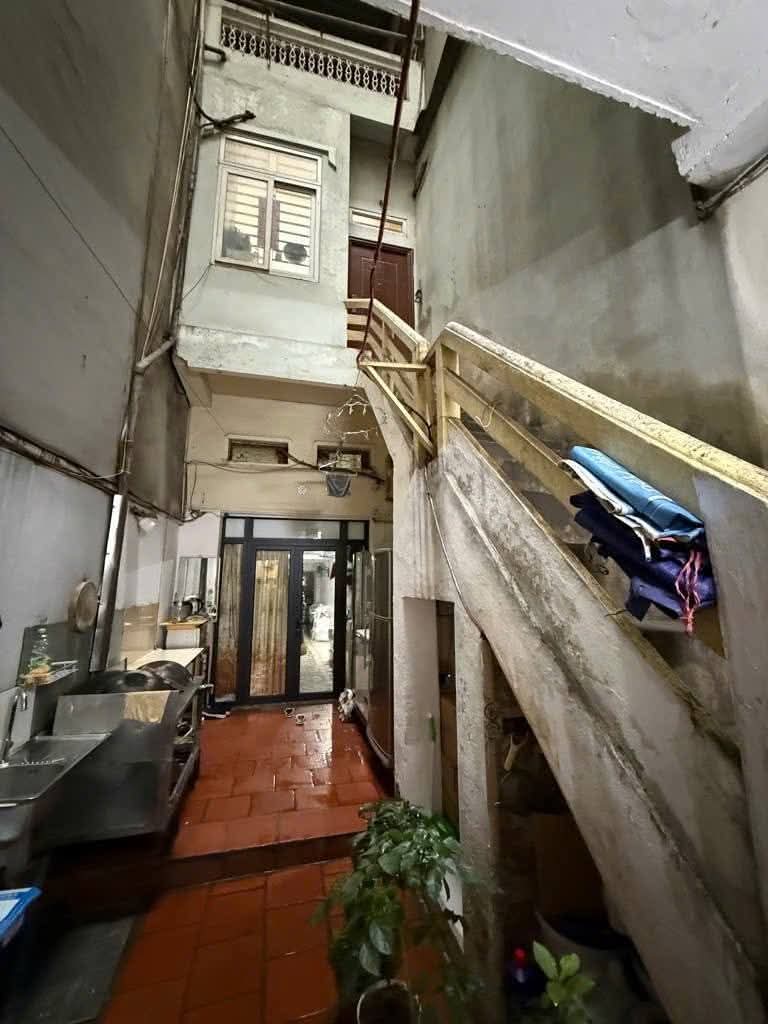 Ngõ ô tô thông, ô tô vào nhà, chỉ vài bước chân ra mặt phố Nguyễn Lương Bằng