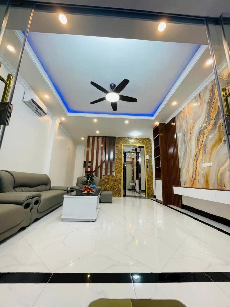 Phạm Văn Đồng Cầu Giấy Hà Nội 6 tầng thang máy mặt tiền 4,5 m giá 10,5 tỷ