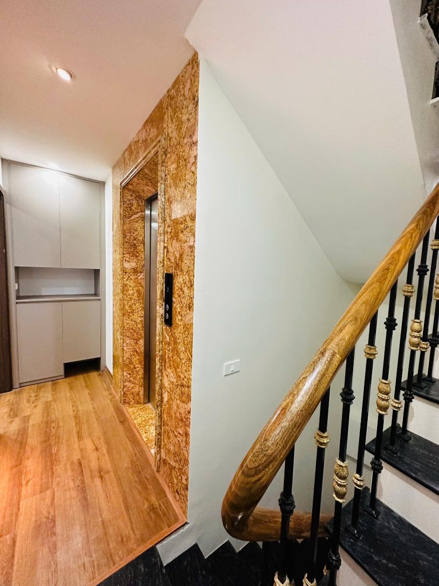 Đội Cấn Ba Đình năm tầng thang máy Nhà mới xây 3 phòng ngủ