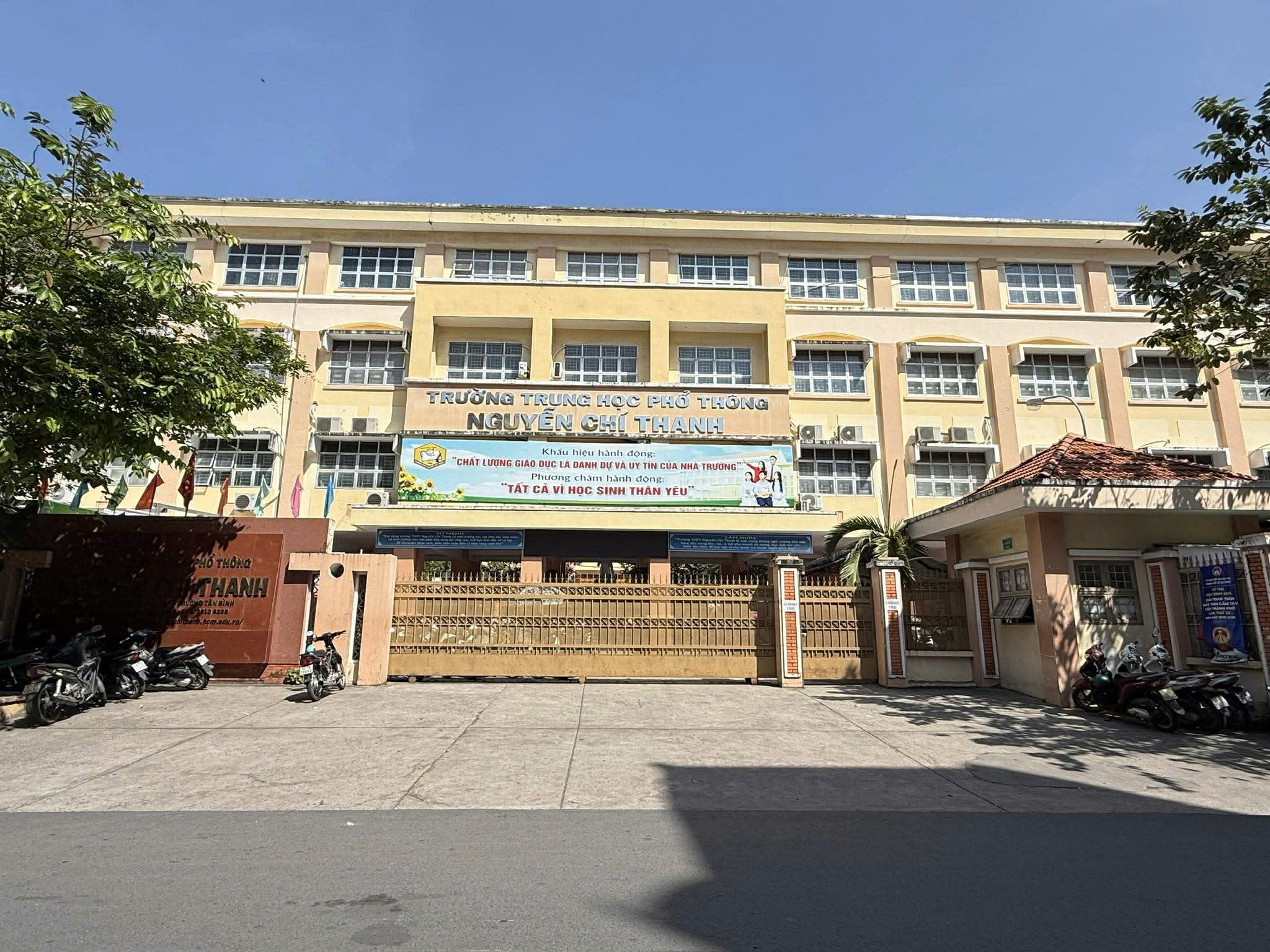 NHÀ ĐƯỜNG XE TẢI CẠNH NHÀ GA T3 - 3 TẦNG 140m2 (7×20) VUÔNG VỨC