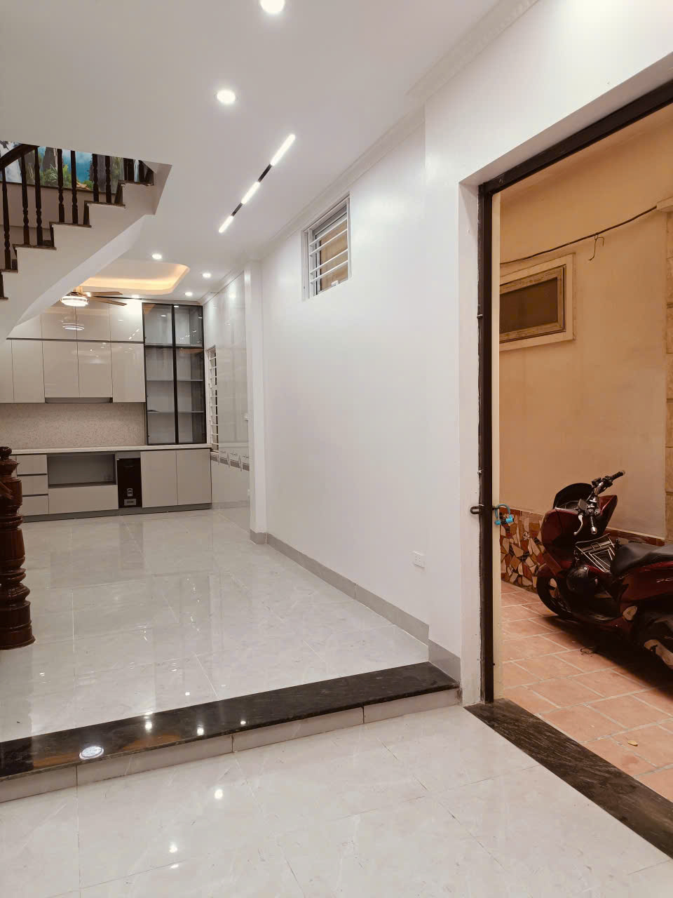 Căn góc dân xây 4 tầng, DT 37/40m2, nội thất đủ mới tinh, ô tô qua cửa gần ngã 4 Mậu Lương