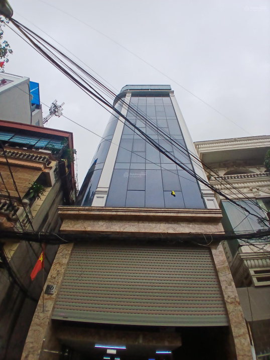 Bán nhà căn góc khu Nguyên Hồng tòa VP và căn hộ cho tây thuê (gara để được 3 ô tô) dt 65 m x 9 t giá 41 tỷ