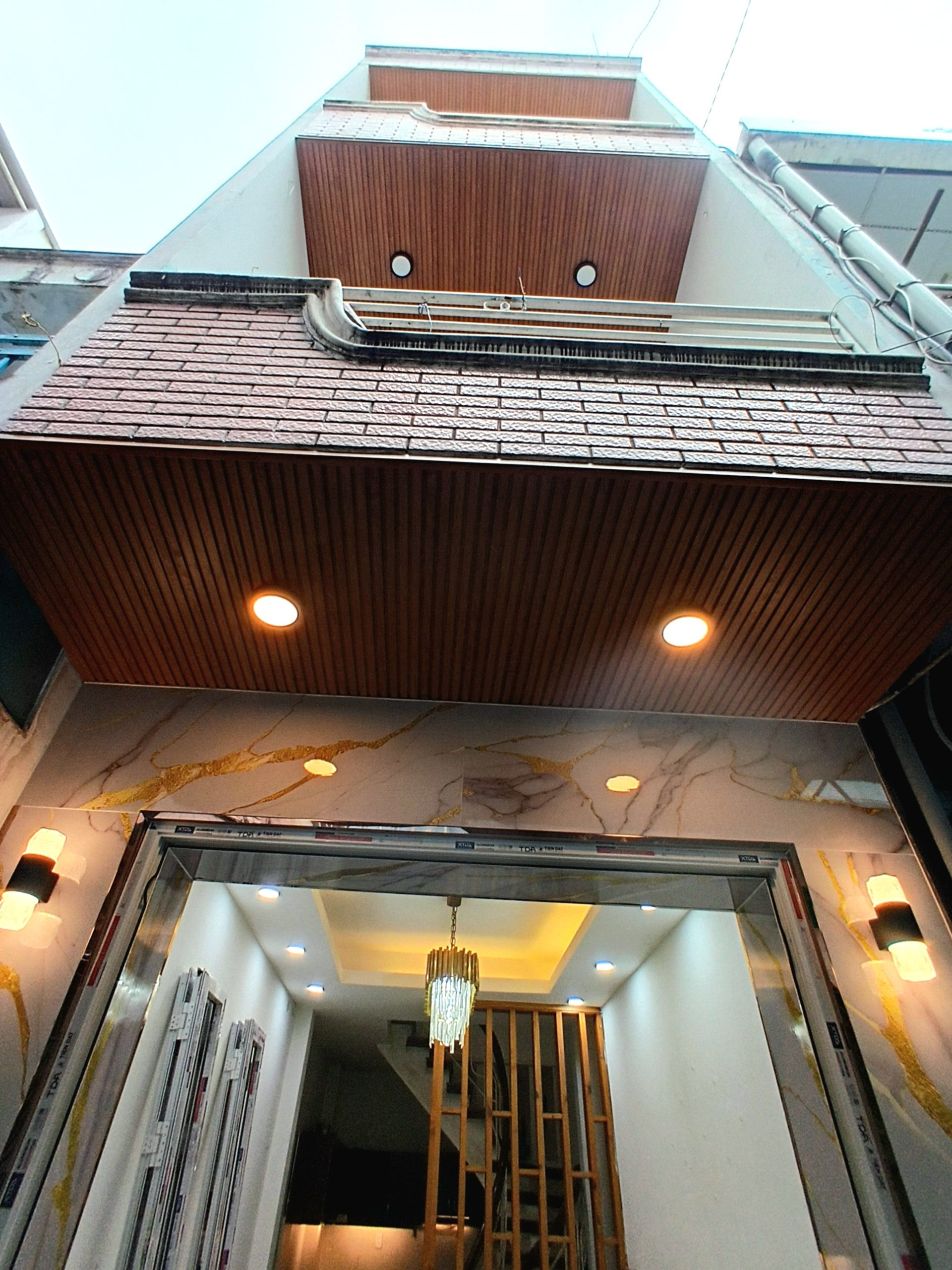 Chỉ Hơn 5 Tỷ - Nhà Cao Đạt Quận 5 - 3 Tầng - Sổ Hồng Riêng - Hoàn Công Đủ - Hẻm Thông Sổ Hồng Tại Nhà - Công Chứng Đón Tết Nhà Mới Dọn Vào Ở Ngay - 3m x 9m