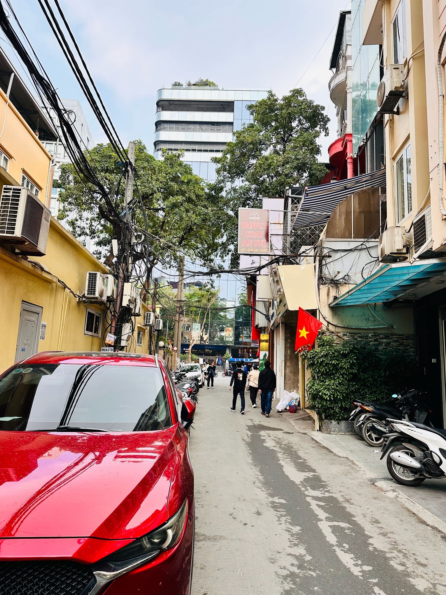 • Khu vực kinh doanh sầm uất ngày đêm, tập trung nhiều văn phòng, cửa hàng, người đi lại liên tục