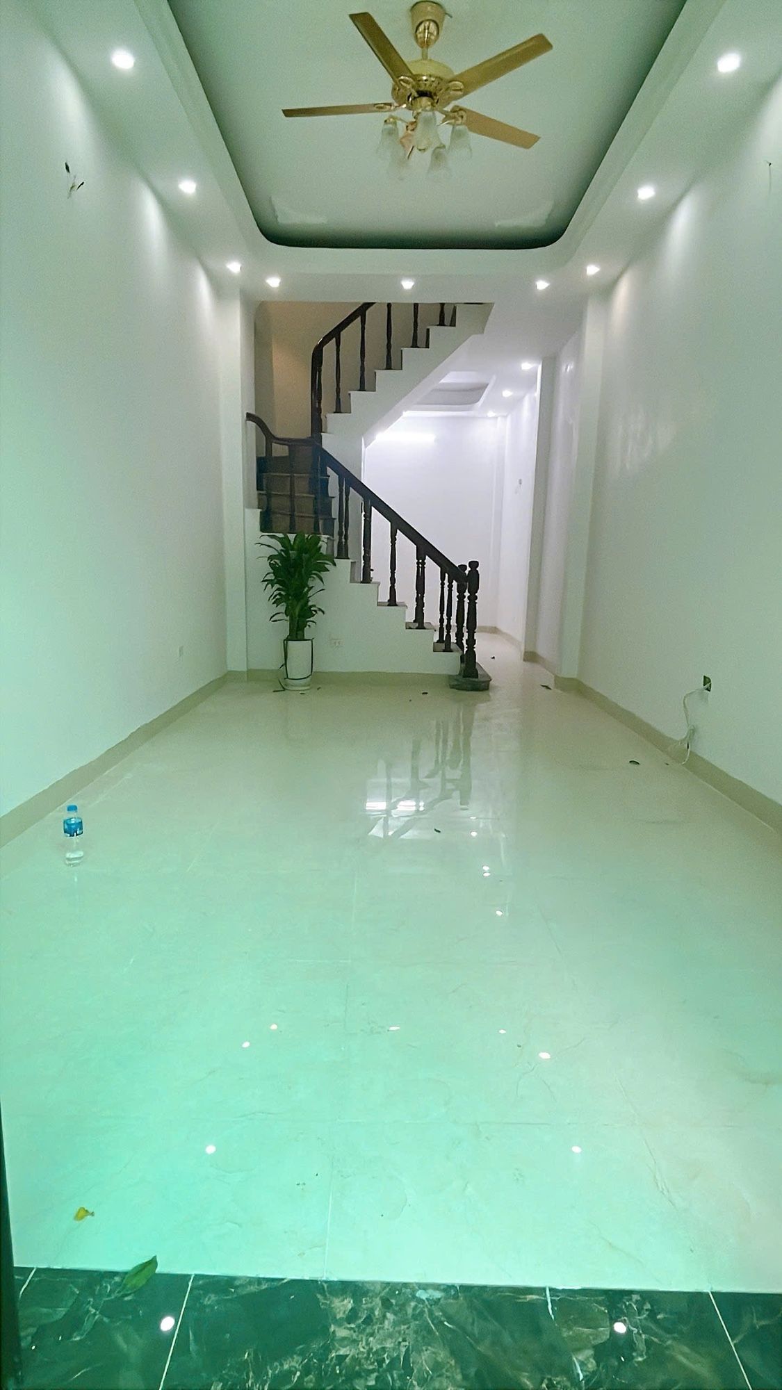 BÁN NHÀ VIP CẦU GIẤY-NHÀ ĐẸP LONG LANH-LÔ GÓC-TRƯỚC NHÀ RỘNG THOÁNG-FULL NỘI THẤT