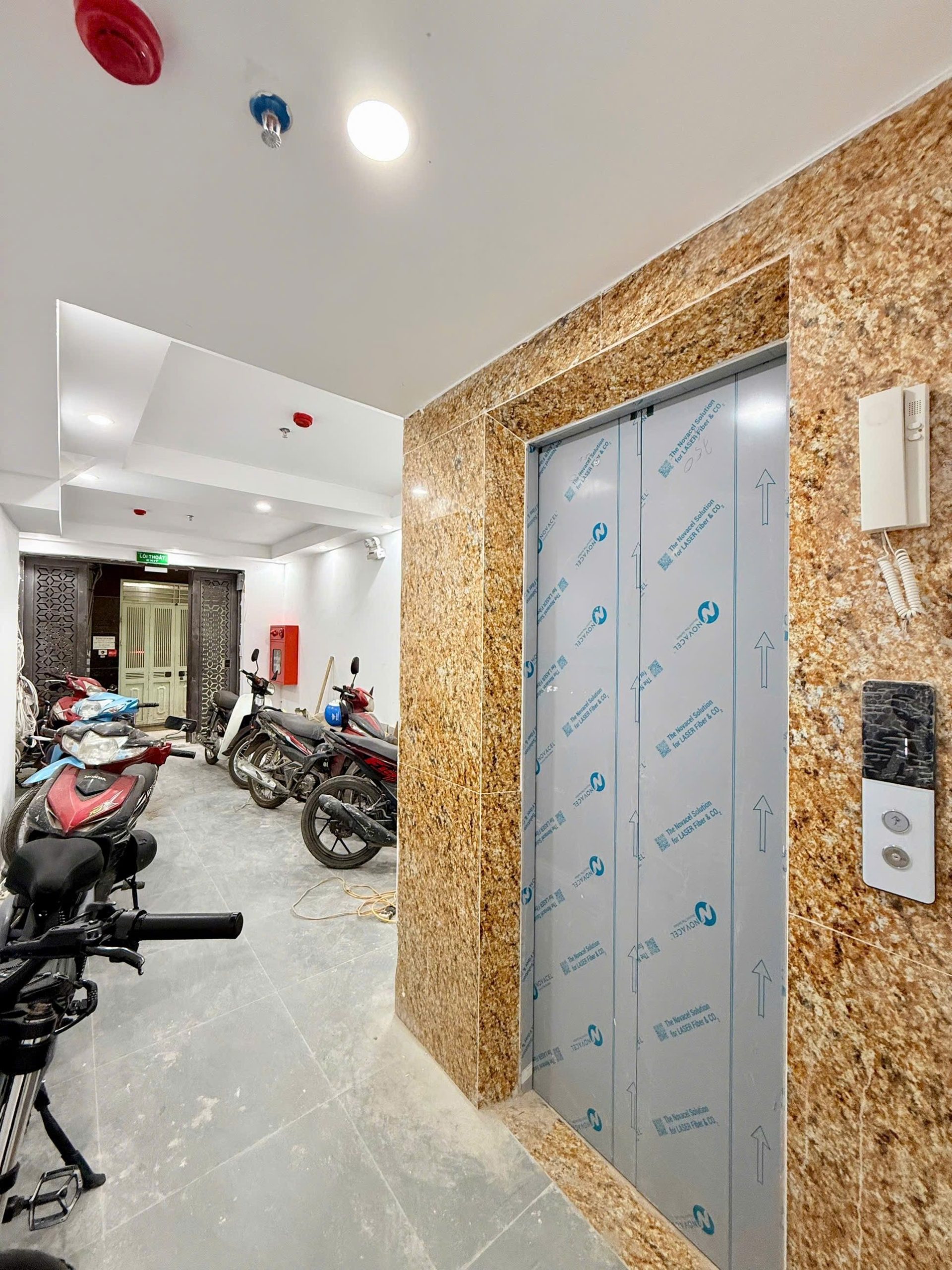 BÁN TOÀ NHÀ CHDV THỔ QUAN THÔNG ĐÊ LA THÀNH NHỎ- XÂY MỚI 7 TẦNG THANG MÁY- 10M RA Ô TÔ TRÁNH - TRƯỚC NHÀ 3M THOÁNG SÁNG