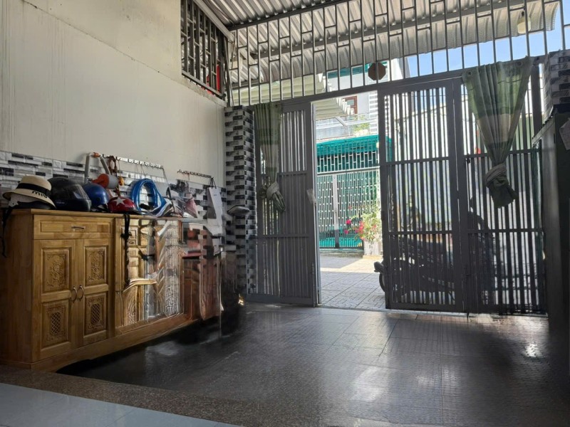 Bán nhà 3 tầng đường 109, Phước Long B, Q.9, Hồ Chí Minh, diện tích 96m2, giá 8,45 tỷ, sổ hồng. Liên hệ 0933125879.