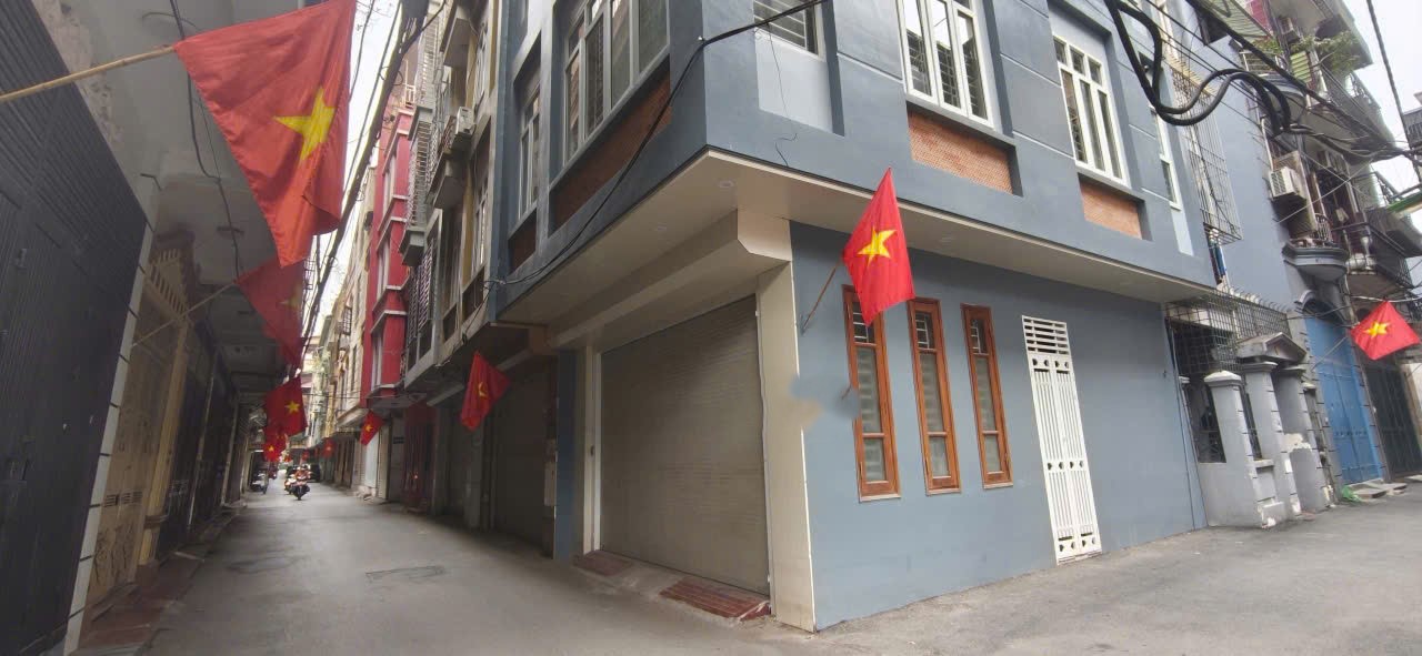 NHÀ PHÂN LÔ HỌC VIỆN BÁO CHÍ XUÂN THỦY, NGÕ Ô TÔ TRÁNH, LÔ GÓC, NHÀ DÂN XÂY 50M2, 5T, MT 5.6M - 23 TỶ HƠN