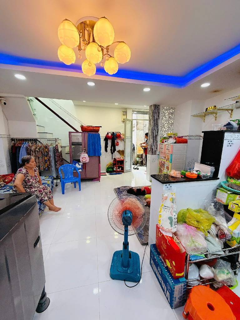 CÁCH 2 CĂN RA HẺM Ô TÔ – NHÀ TẦNG MỚI ĐẸP – QUA CẦU LÀ QUẬN 1 – QUẬN 5