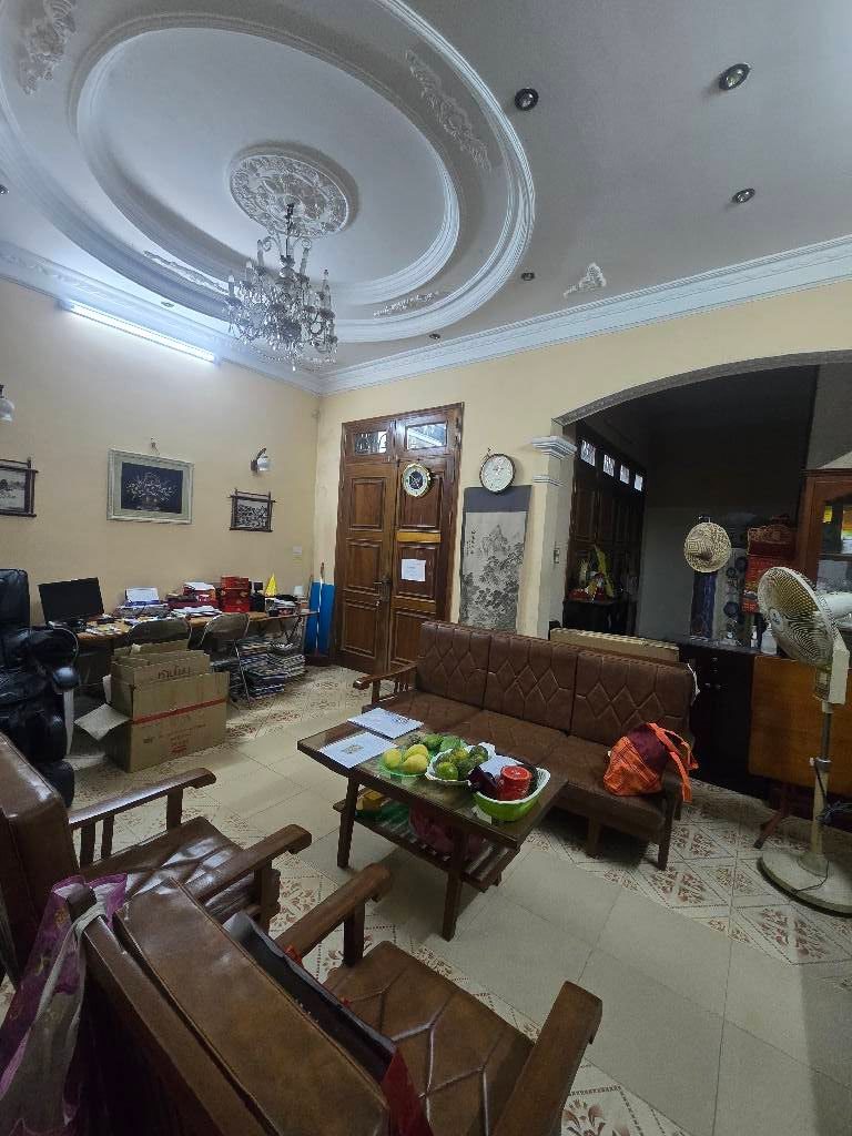 bán nahf Nguyễn Ngọc Vũ 94m 4 tầng chỉ 21 tỷ, sổ đỏ nở hậu